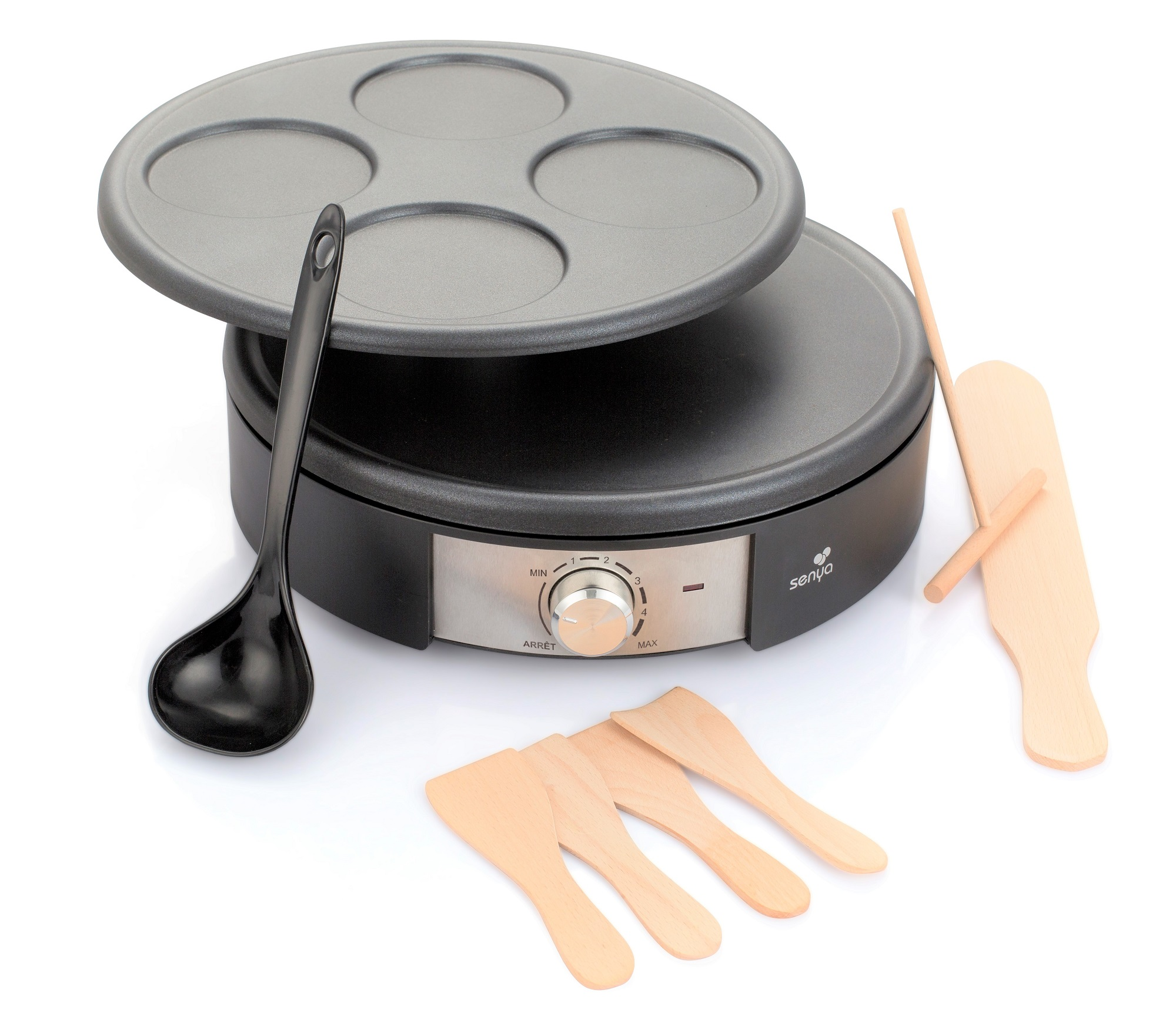 Set von Kochutensilien. Eine schwarze Pfanne mit vier Formen, eine schwarze Kelle und Holzwerkzeuge auf weißer Oberfläche.
