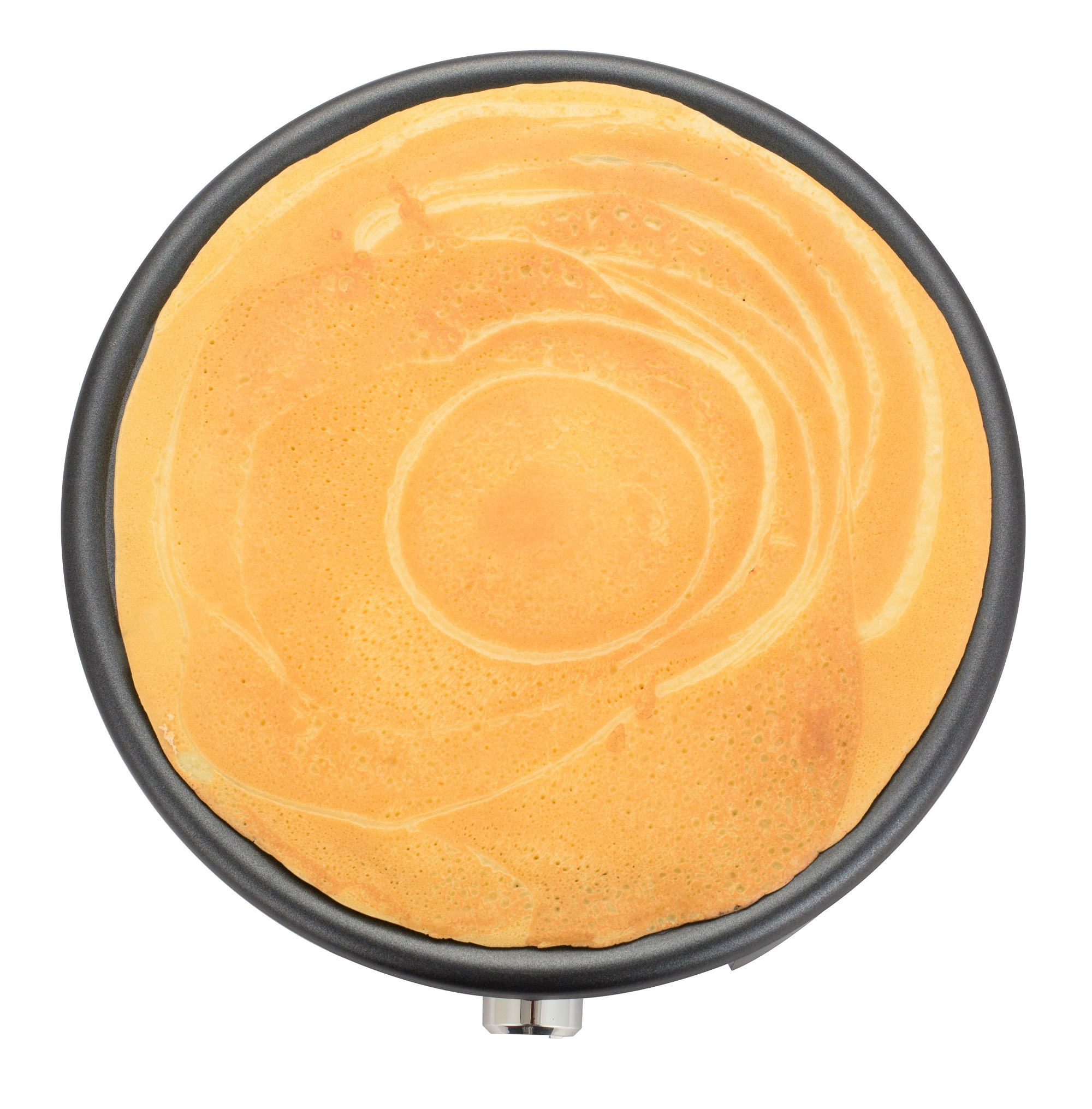 Runde Grillplatte mit einem Pfannkuchen darauf. Der Pfannkuchen ist goldbraun.