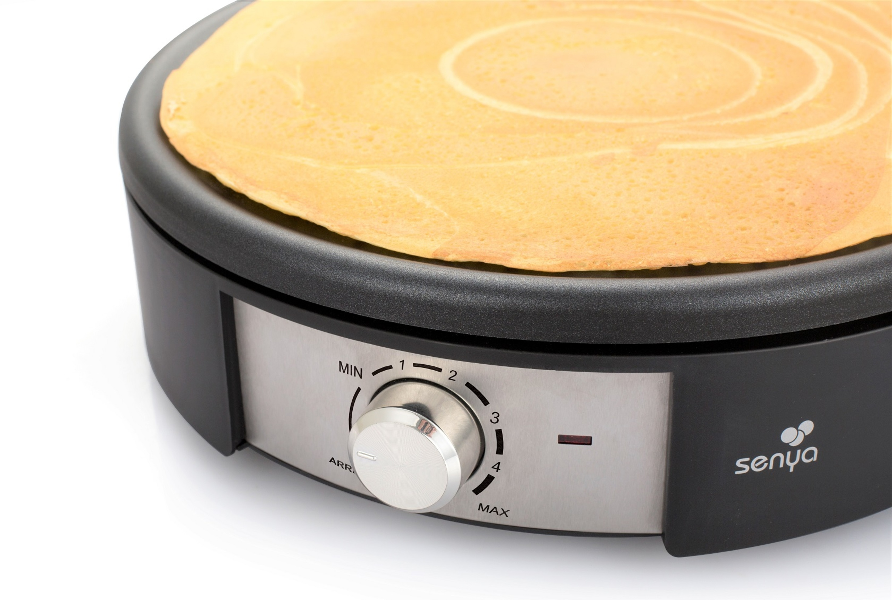 Nahaufnahme eines Crêpe-Machers mit einem Pfannkuchen darauf. Ein Drehregler stellt die Temperatur ein.