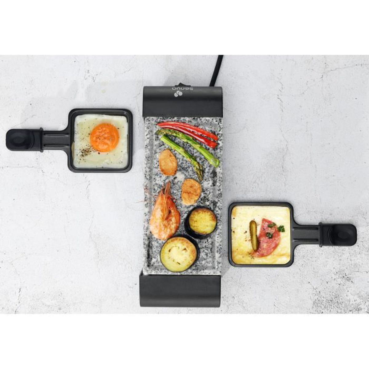 Una piastra con cibo: uova, gamberi, verdure e formaggio. Manici neri ai lati.