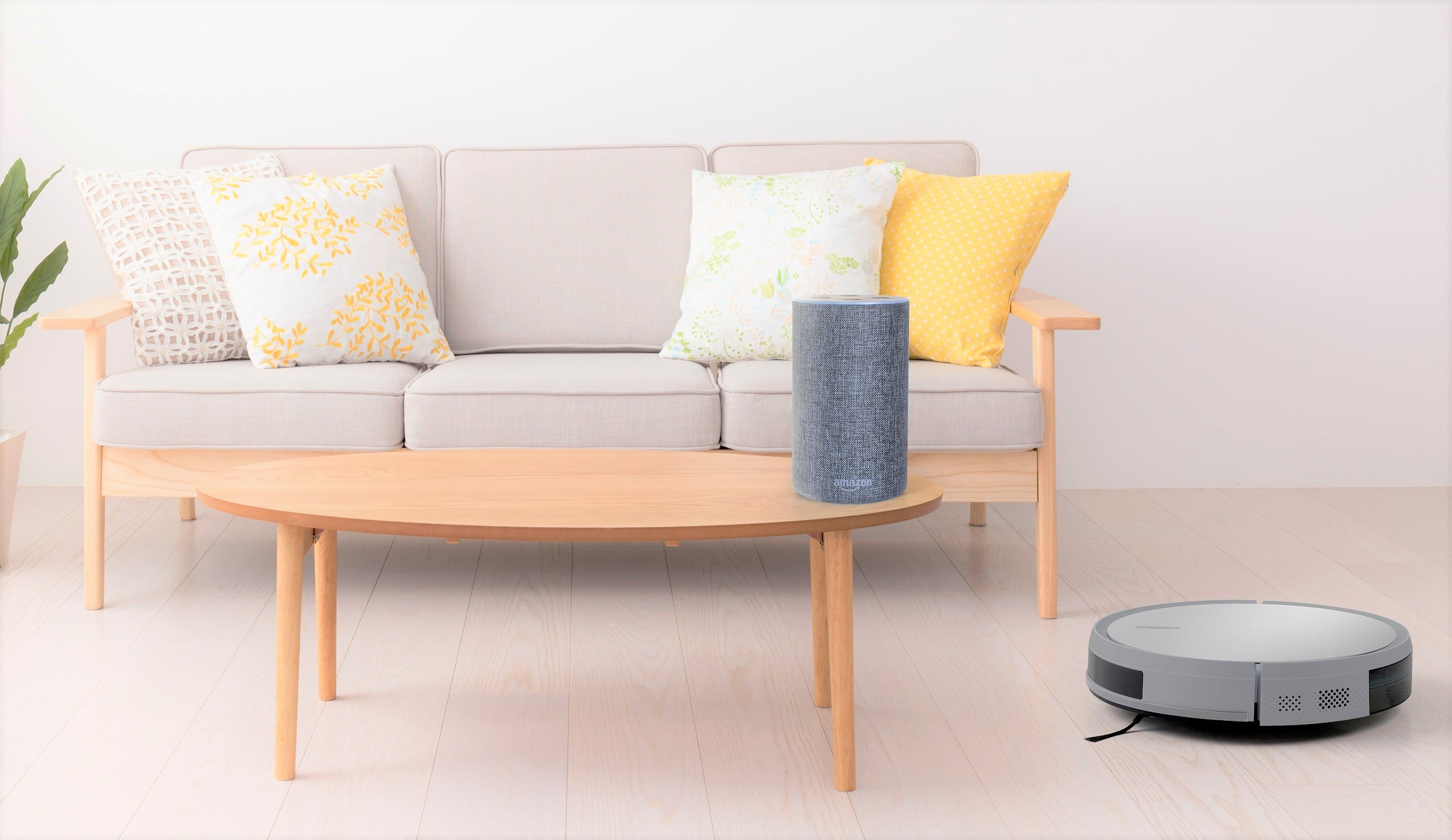 Wohnzimmer: Sofa mit Kissen, Smart Speaker auf Tisch und Roboterstaubsauger.