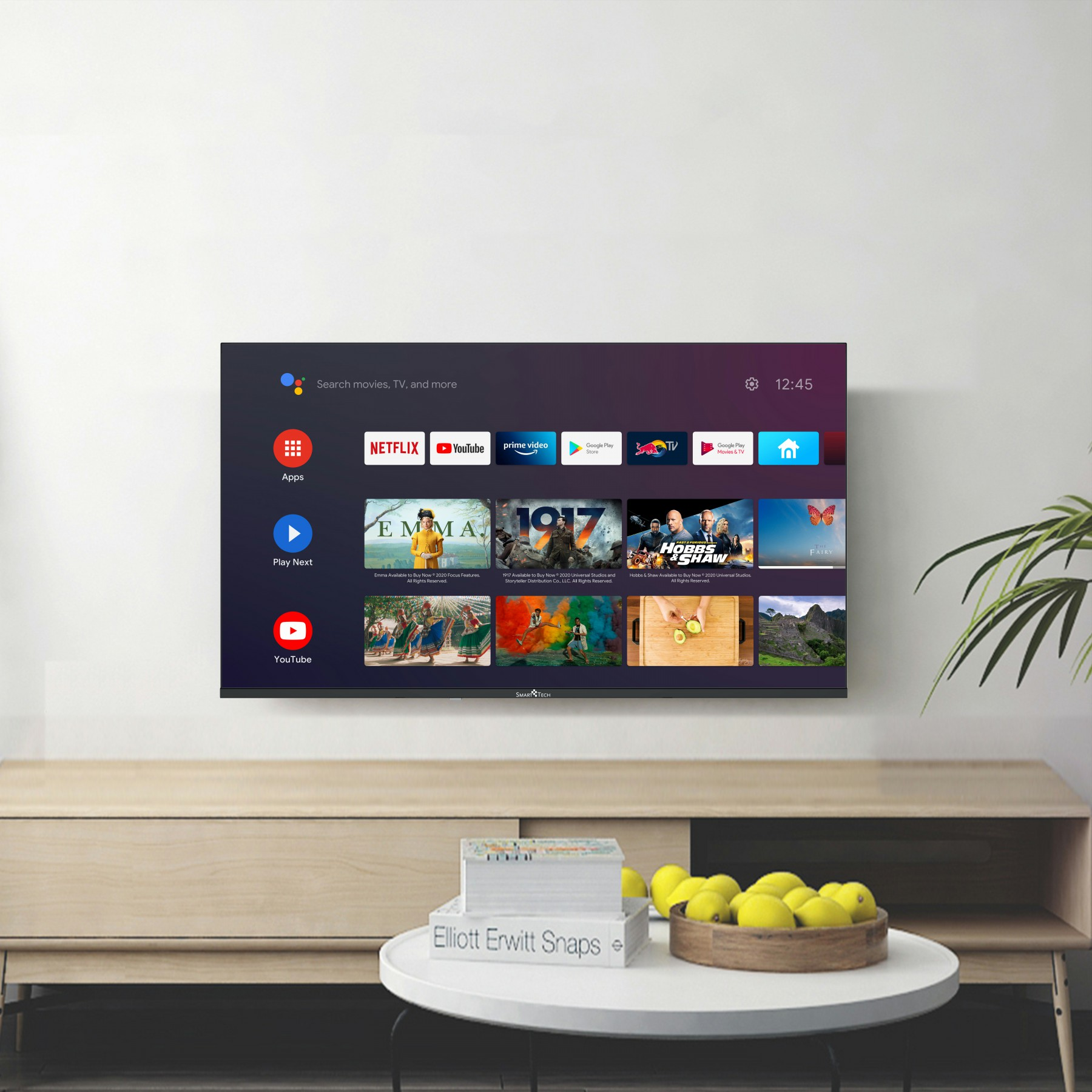 Ein Smart-TV zeigt einen Startbildschirm mit App-Symbolen, montiert auf einem Holzschrank.