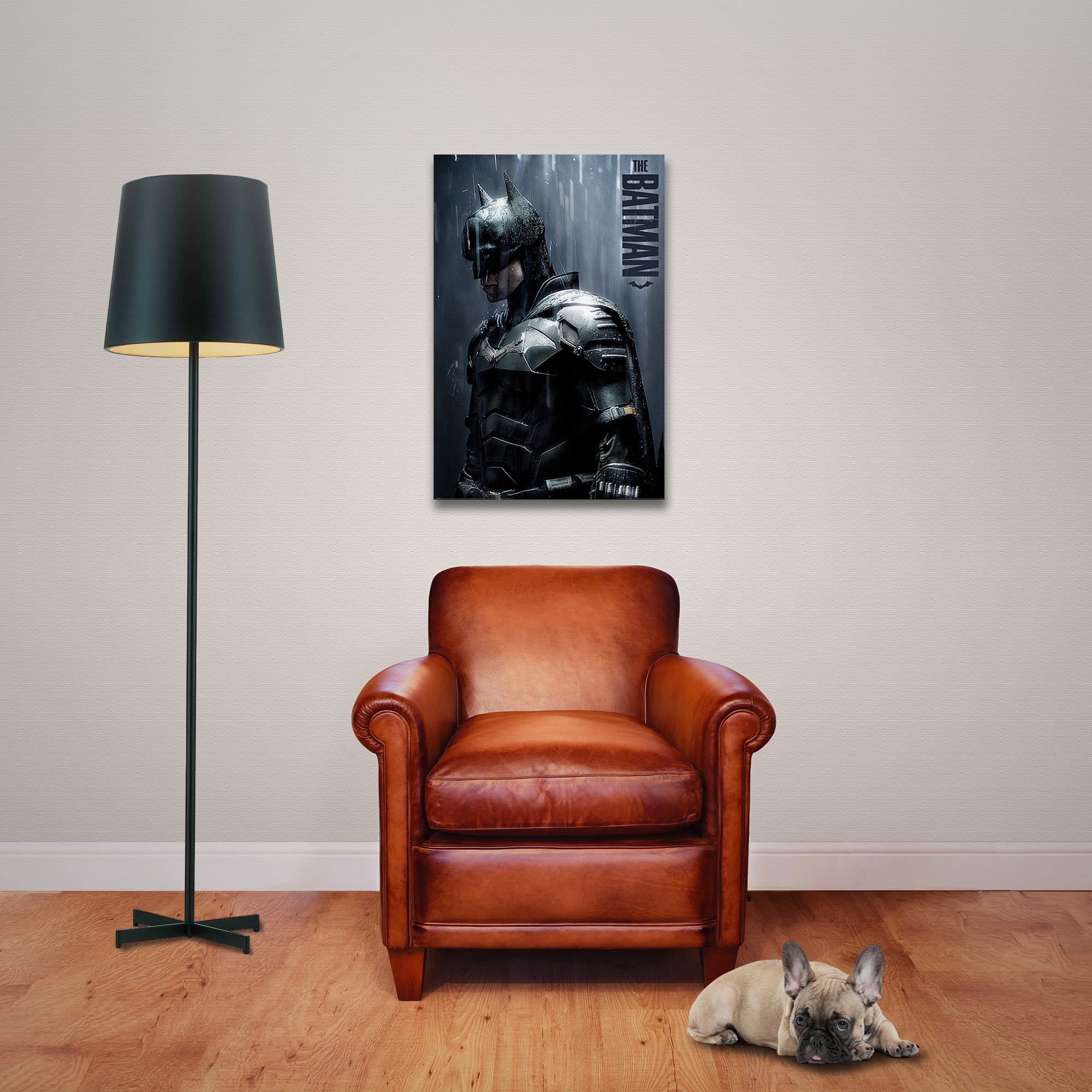 Batman-Kunst an der Wand. Eine Lampe und ein Ledersessel befinden sich im Vordergrund. Ein Hund liegt auf dem Boden.
