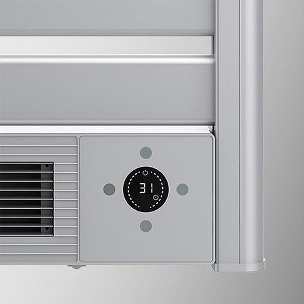 Srebrny grzejnik z wyświetlaczem cyfrowym i przyciskami sterowania.