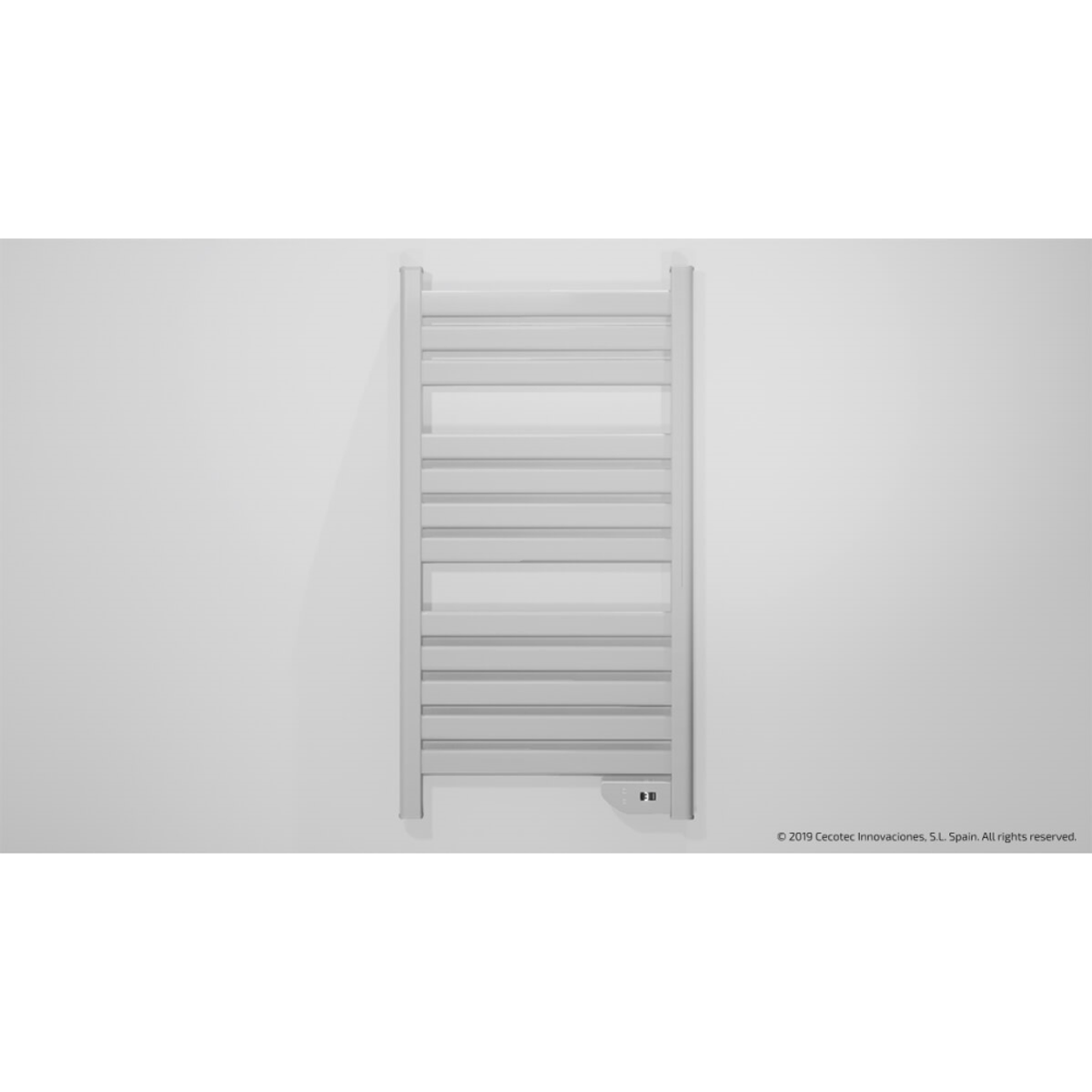 Biały, montowany na ścianie podgrzewacz ręczników. Posiada poziome pręty. Tło to gładka biała ściana.