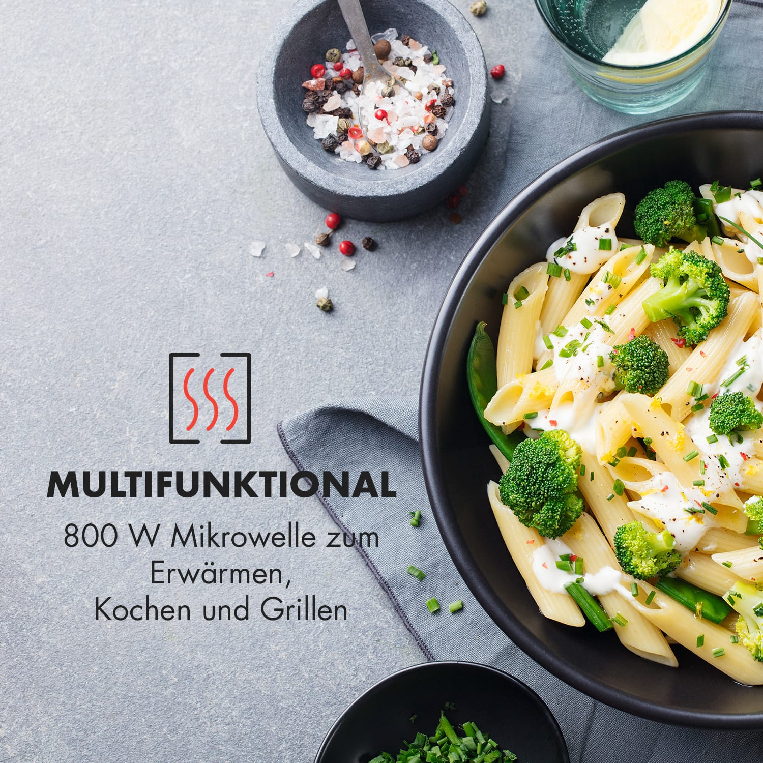 Un plato de pasta con brócoli, crema y otros ingredientes, vista superior.