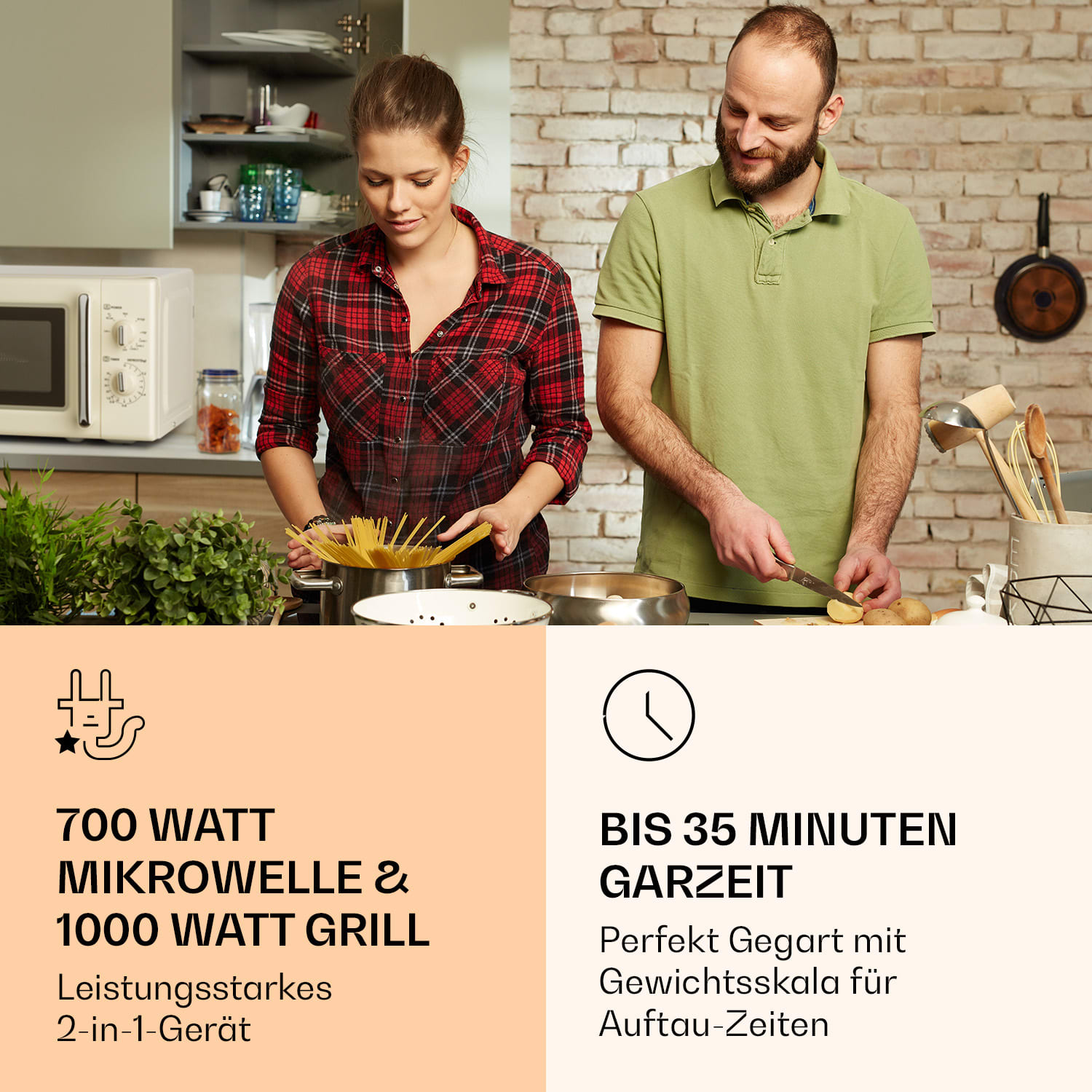 Ein Paar kocht in der Küche. Frau gibt Nudeln in den Topf. Mann schneidet Kartoffeln. Mikrowelle und Text im Bild.