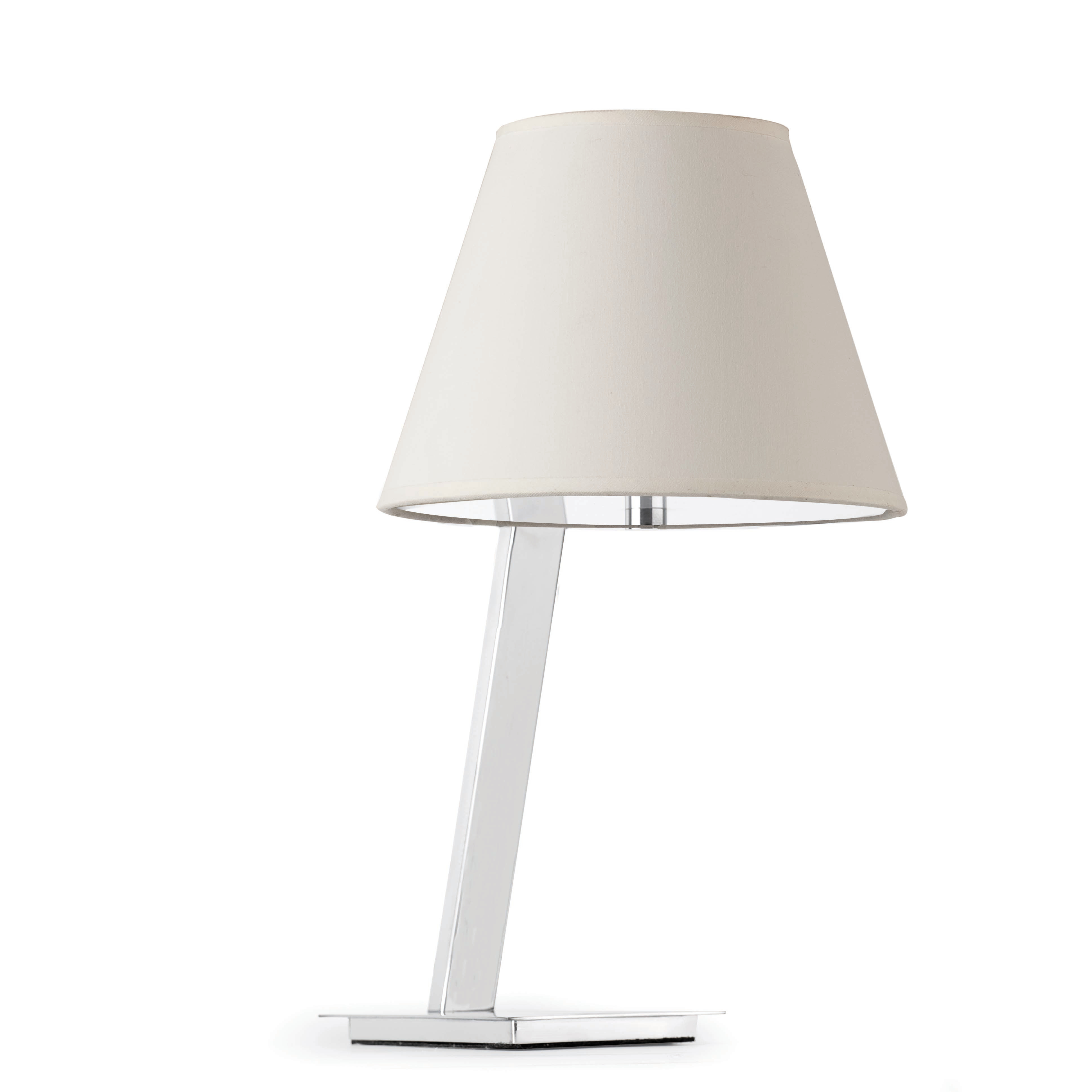 Lampada da tavolo bianca con paralume bianco sporco, base argentata, su sfondo bianco.