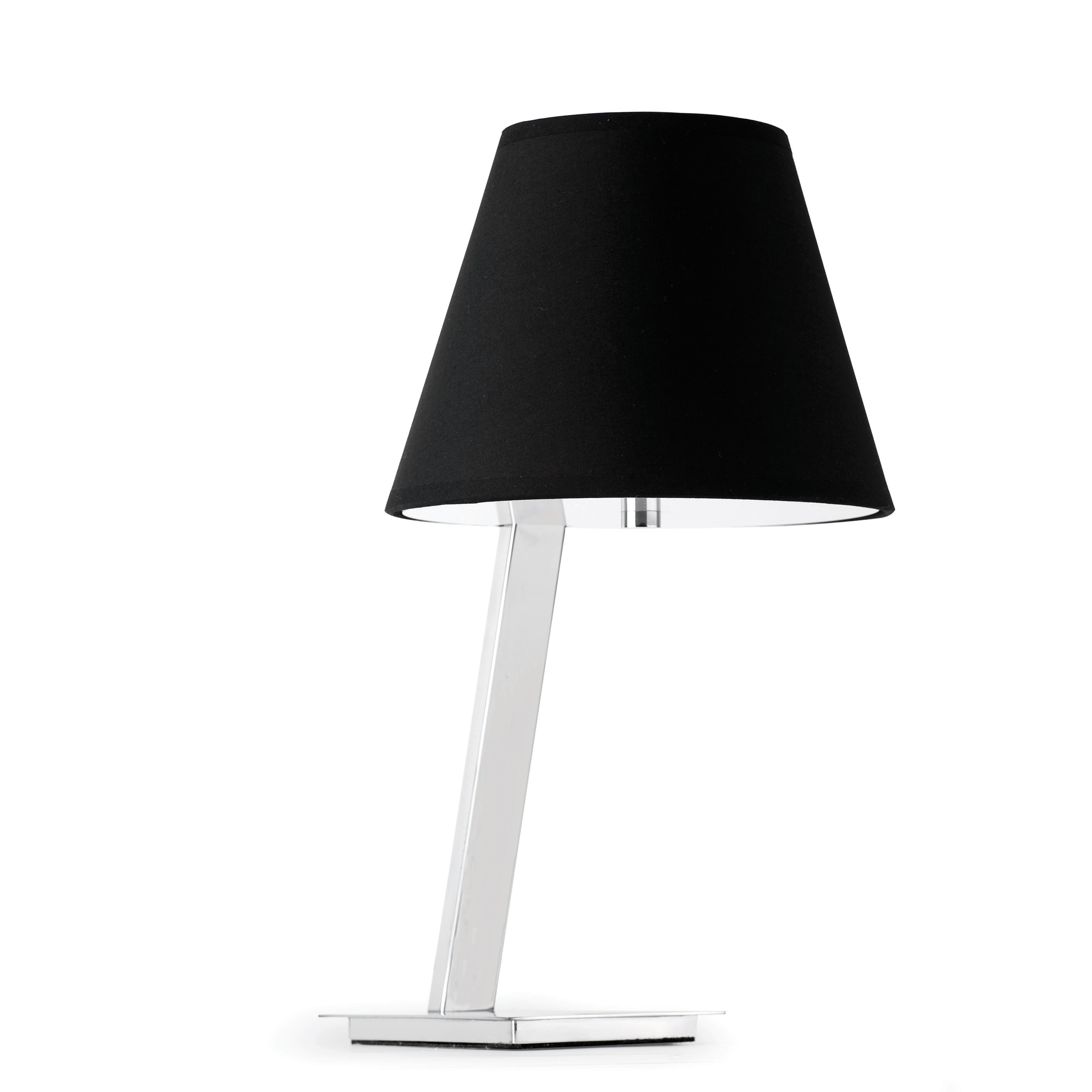 Un paralume nero su una lampada argentata. Sfondo bianco. La lampada è moderna.
