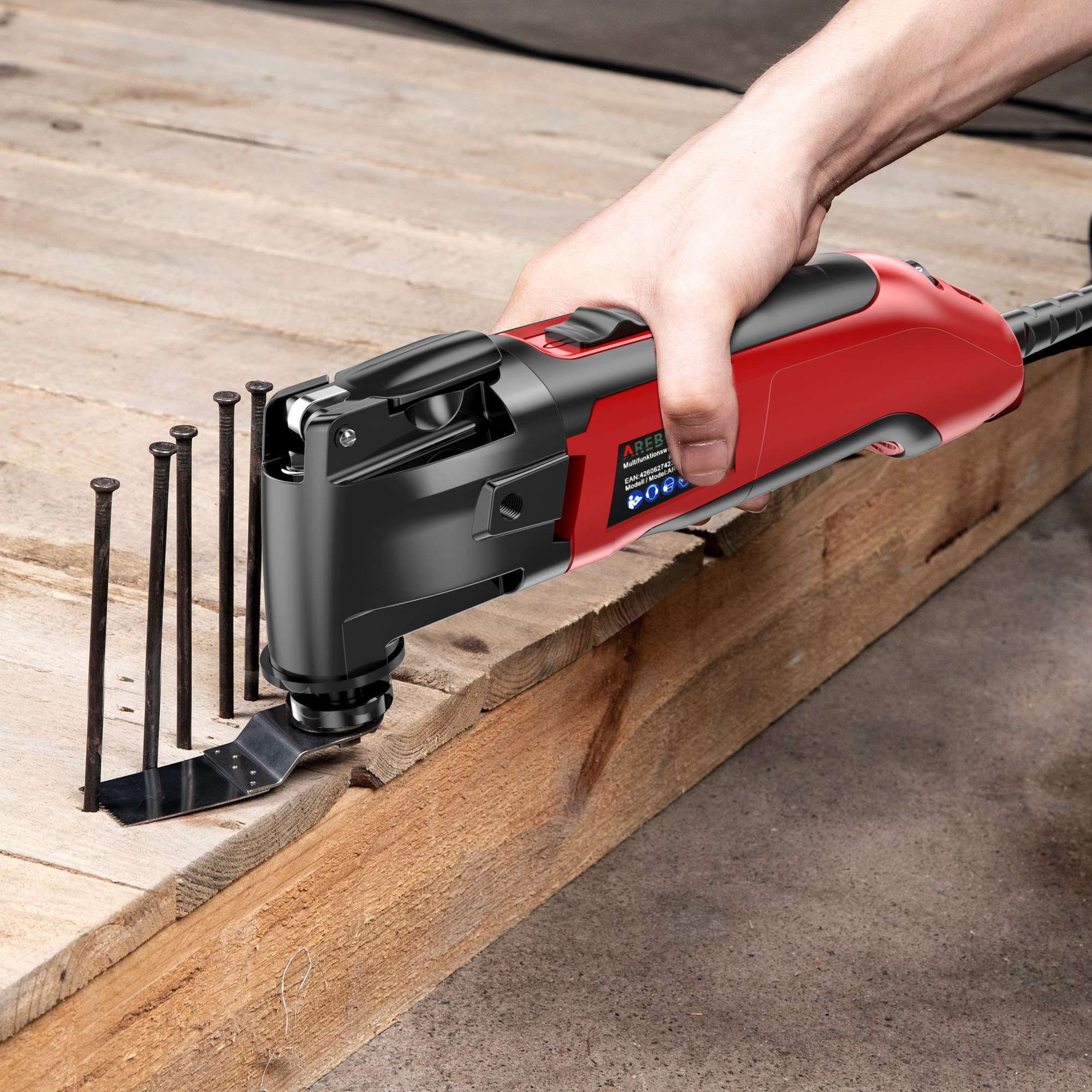 Hand, die ein Multitool verwendet, um ein Holzbrett mit Nägeln zu durchtrennen.