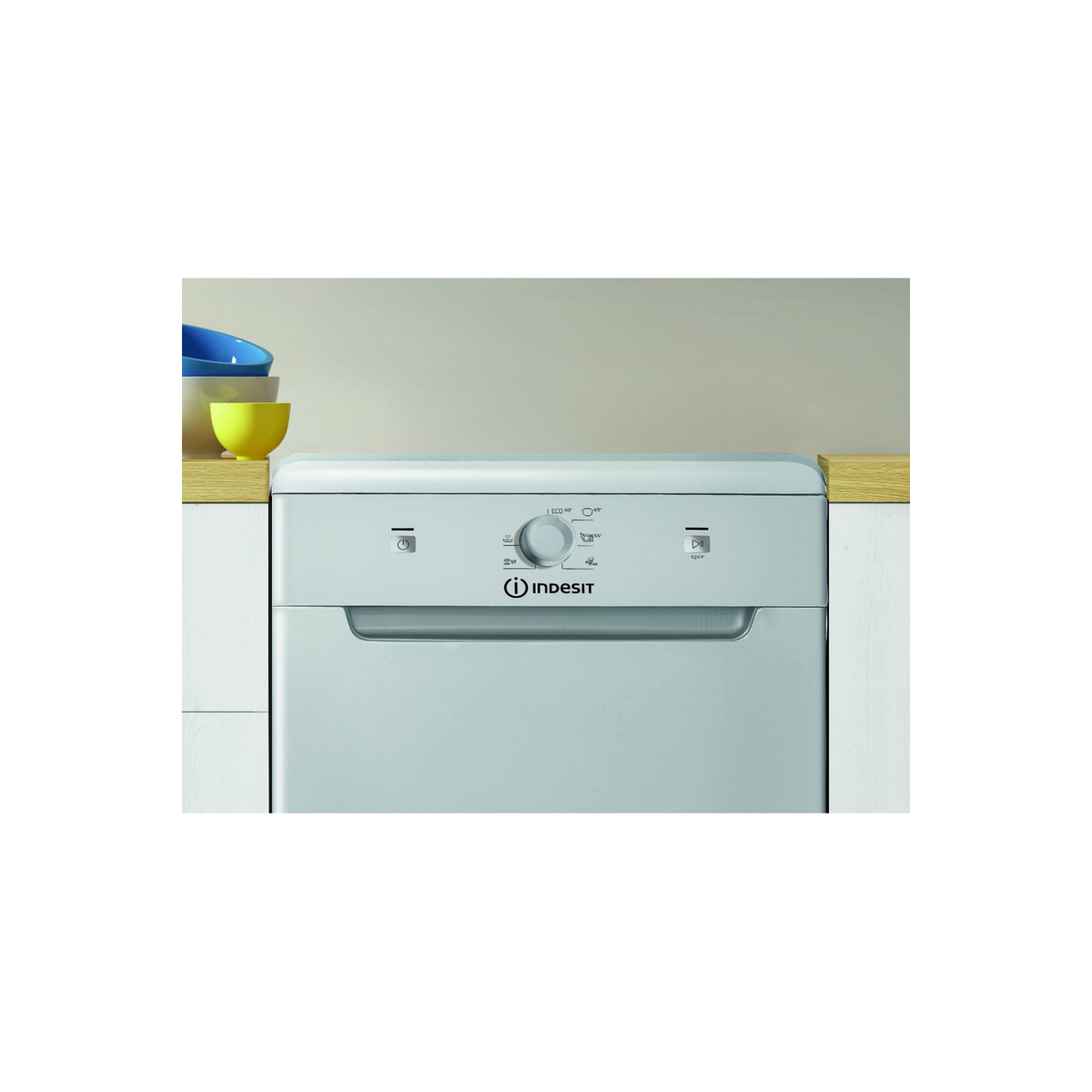 Lavavajillas Indesit blanco. Botones y un dial en la parte delantera.