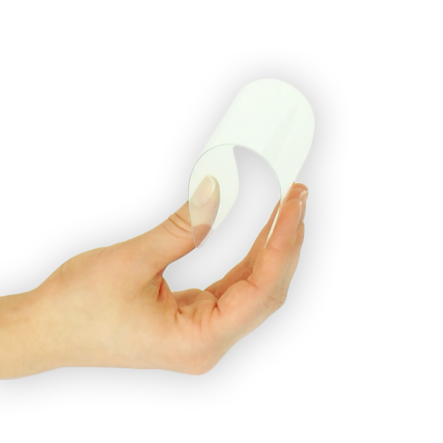 Eine Hand, die eine gebogene, transparente Folie hält.