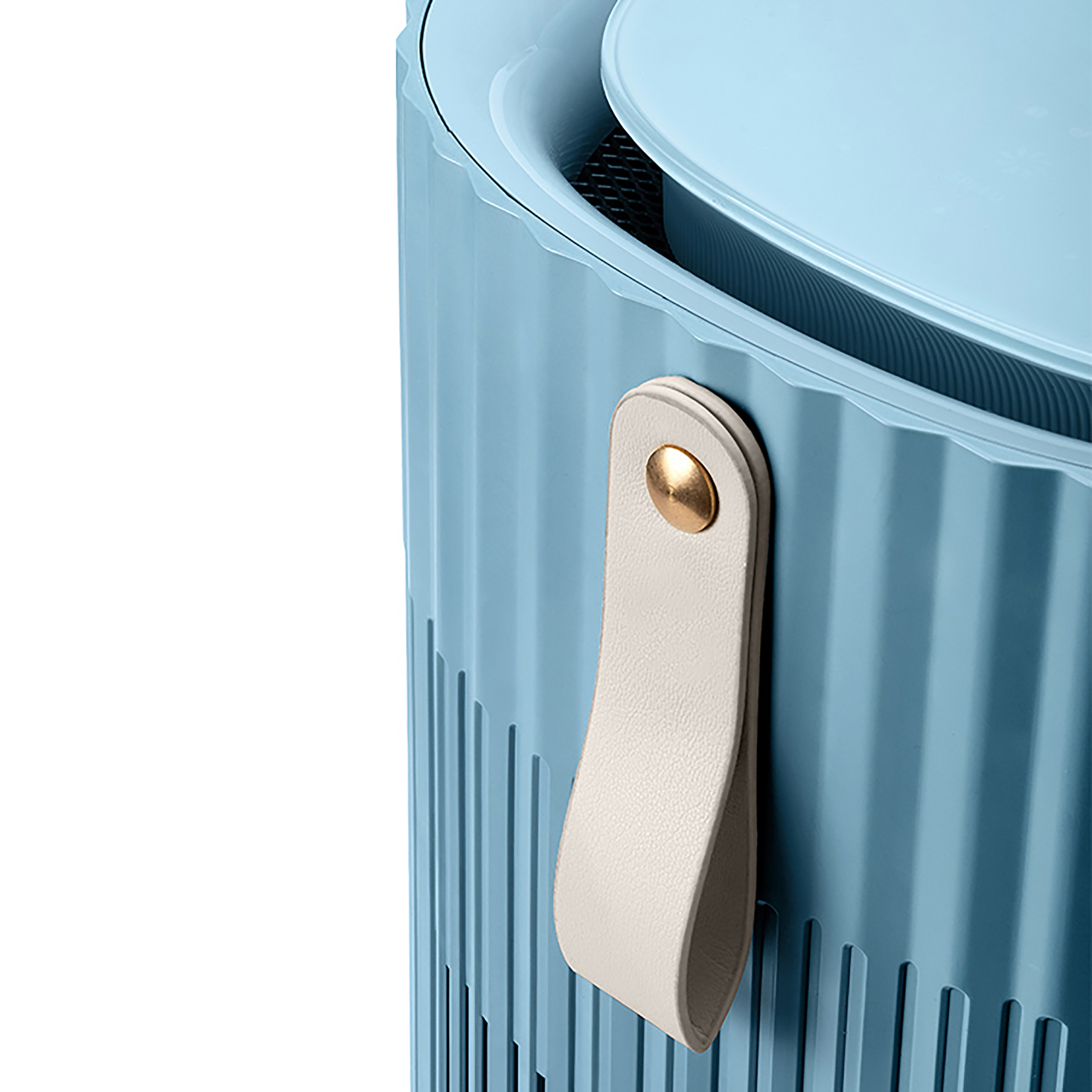 Blaue Mülltonne mit Griff.