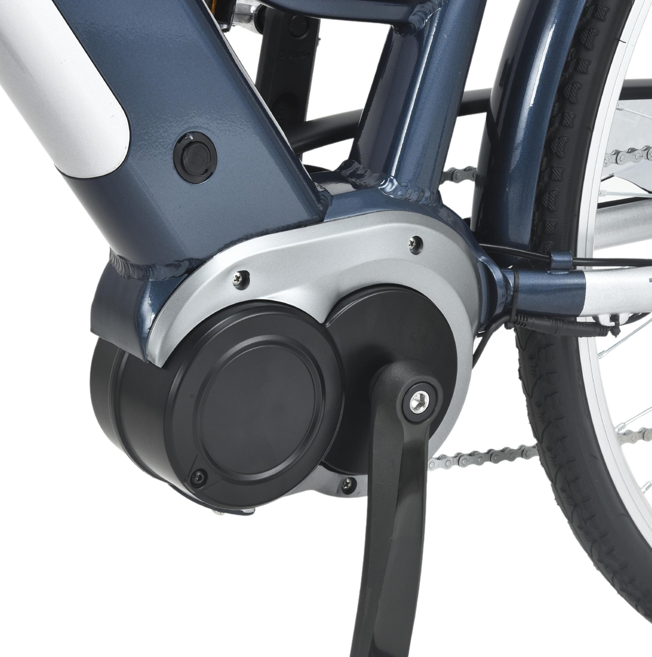 Nahaufnahme des Motors und des Pedalbereichs eines Elektrofahrrads. Der Motor ist silber und schwarz.