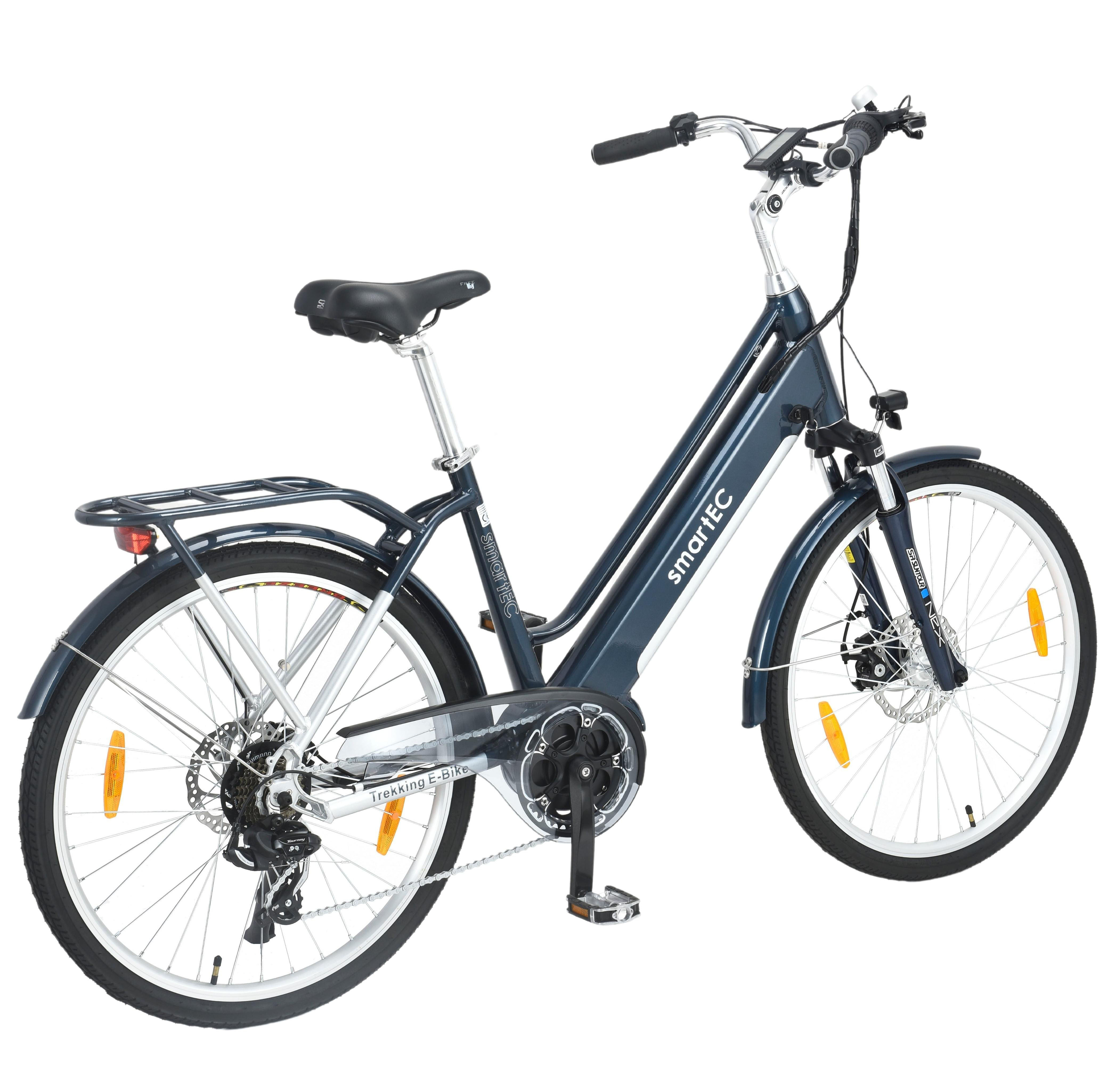 Ein blaues Elektrofahrrad. Es hat einen Gepäckträger, Lichter und ein Display. Weißer Hintergrund.