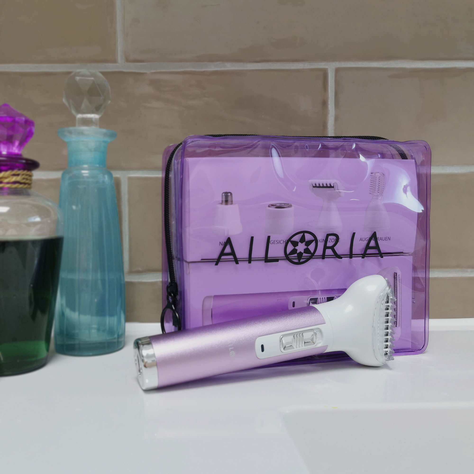 Una vanità con prodotti di bellezza. Una borsa, bottiglie e un epilatore rosa e bianco sono sulla superficie.