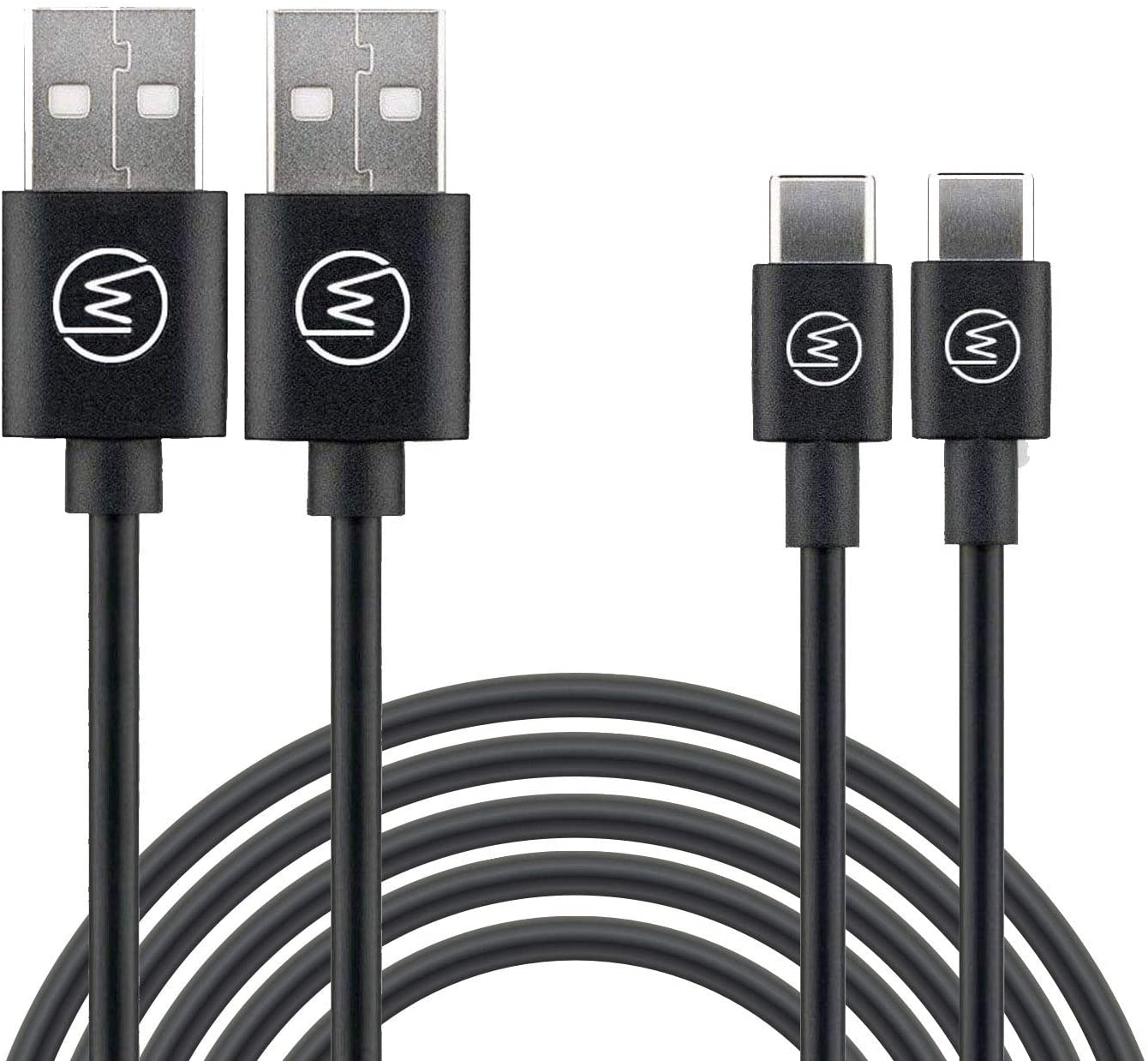 Zwei USB-Kabel, eines USB-A und eines USB-C. Schwarze Kabel mit weißem Logo auf den Steckern. Weißer Hintergrund.