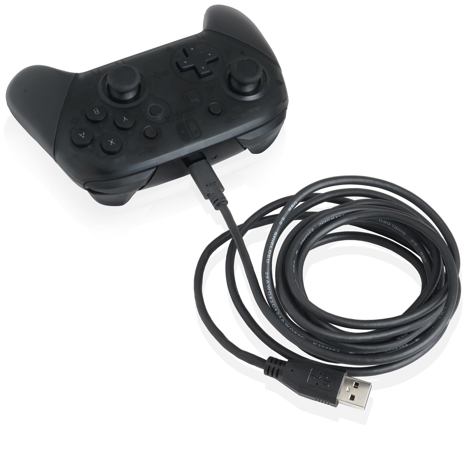 Schwarzer Gamecontroller und Kabel mit USB-Anschluss. Weißer Hintergrund.