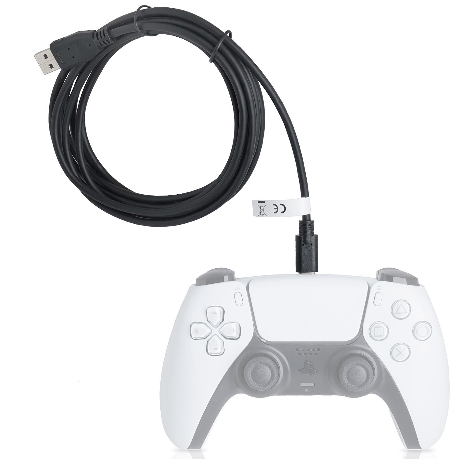 Weißer PS5-Controller, verbunden mit einem schwarzen USB-Kabel. Weißer Hintergrund.