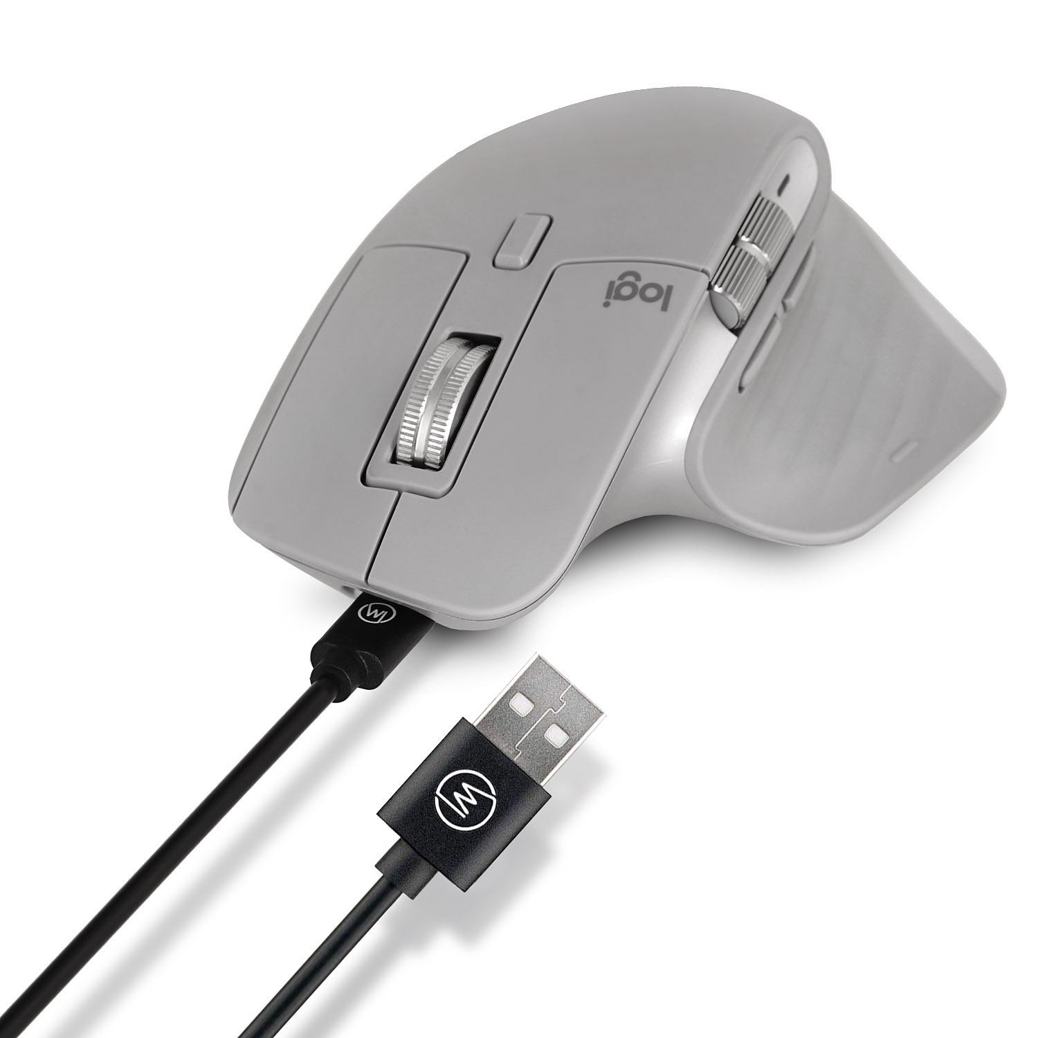 Eine hellgraue kabellose Maus mit angeschlossenem Kabel. Die Maus hat zwei Scrollräder und ein Logo.