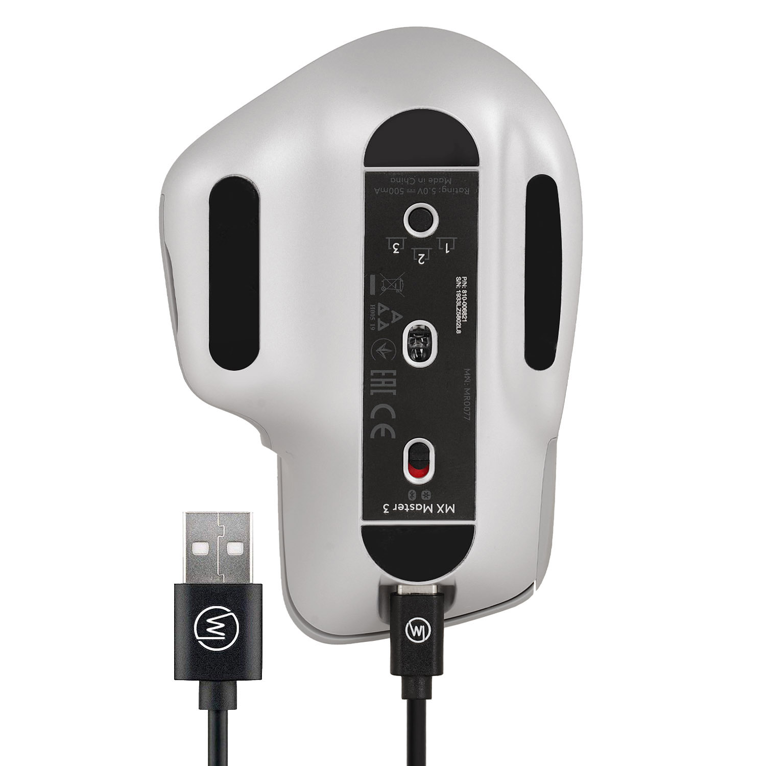 Die Unterseite einer hellgrauen Computermaus mit angeschlossenem USB-Kabel.