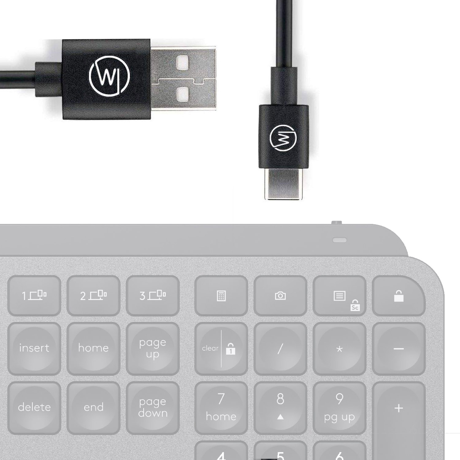 USB- und USB-C-Kabel, die mit einer Tastatur verbunden sind. Die Tastatur ist hellgrau. Weißer Hintergrund.