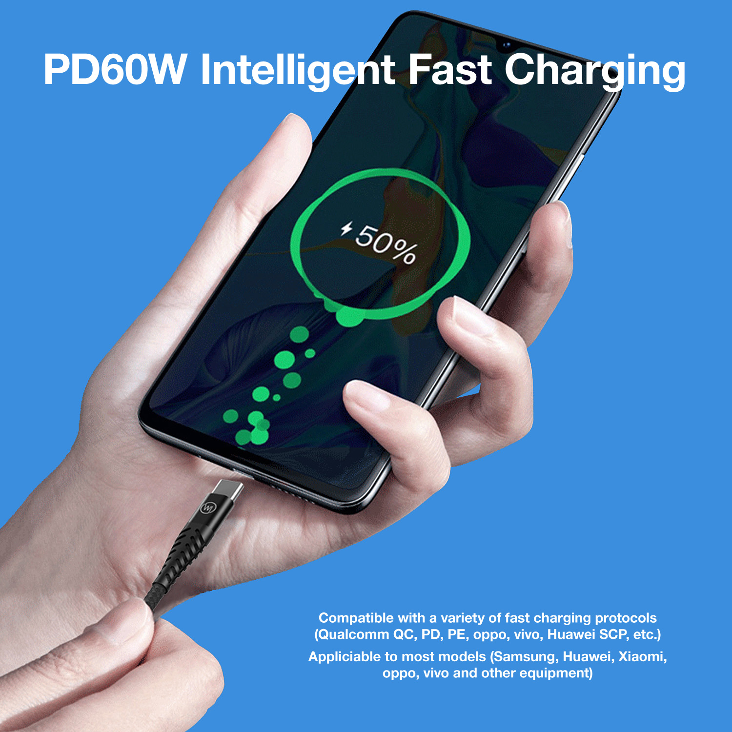 Hand hält Telefon, das mit einem USB-C-Kabel geladen wird. Text auf dem Bildschirm zeigt 50% Ladung an.