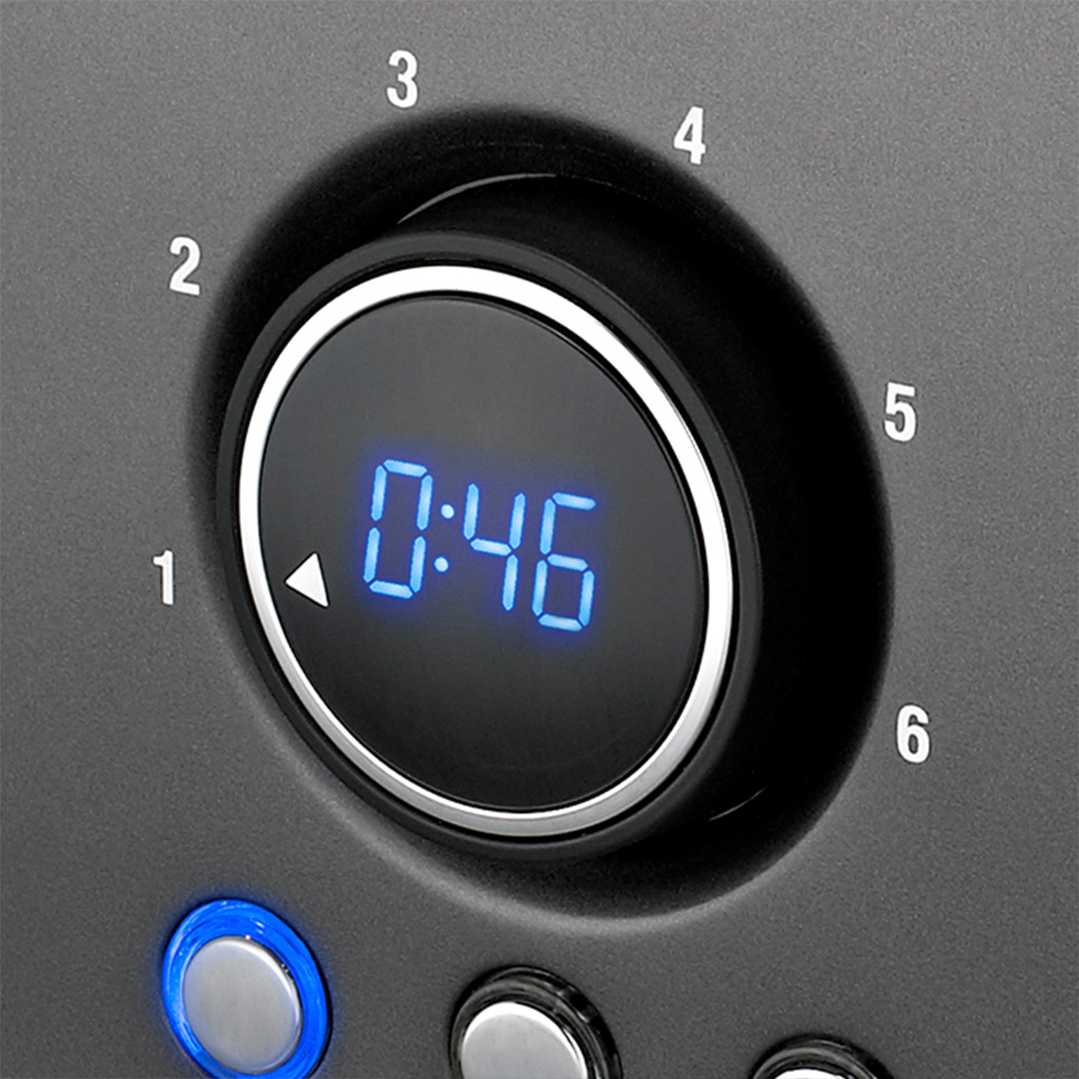 Zbliżenie czarnego pokrętła pokazującego timer z cyfrowym wyświetlaczem 0:46.