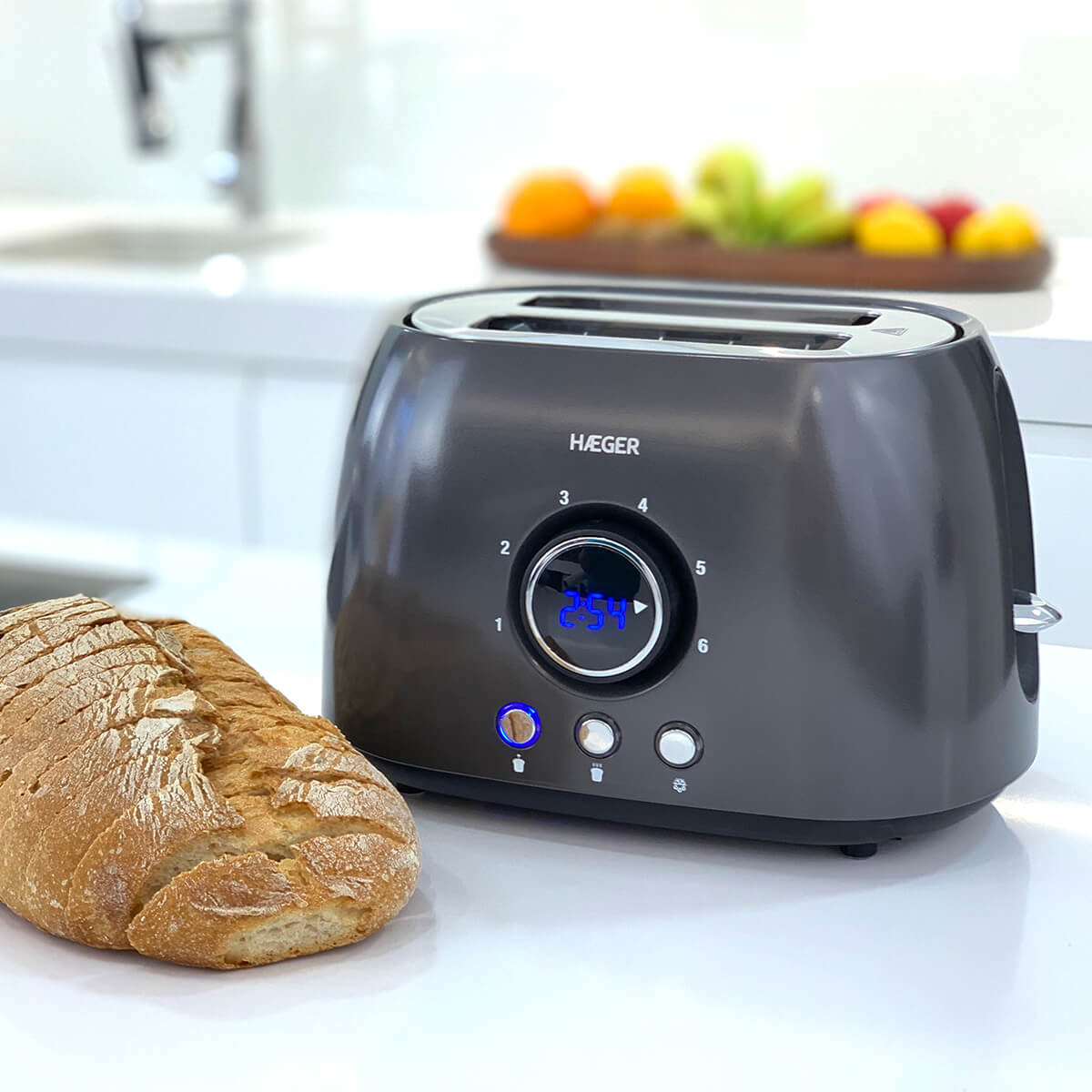 Una tostadora oscura con pan y una encimera. Una pantalla digital muestra la hora.