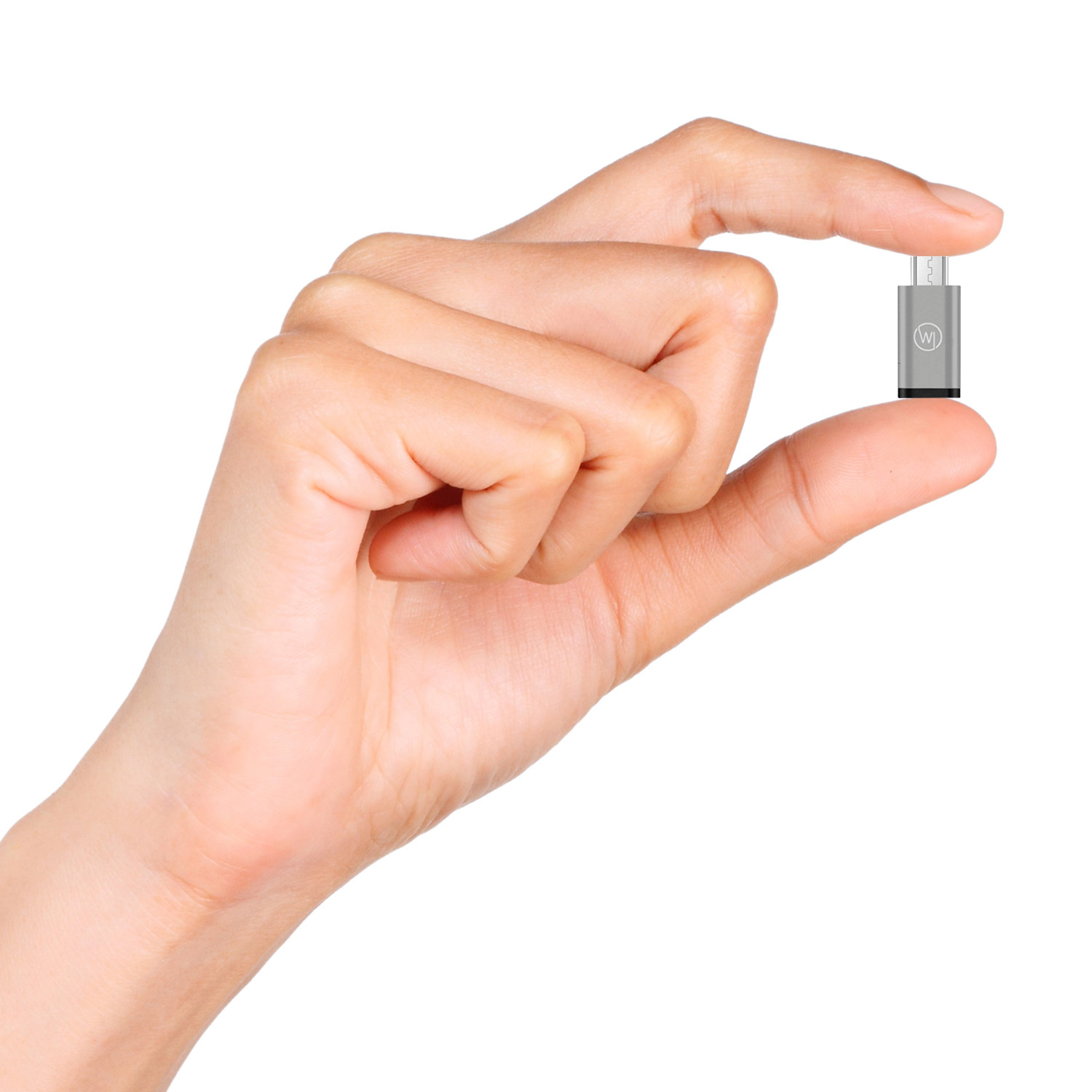 Hand hält kleinen silbernen Adapter. Der Adapter ist klein und rechteckig.