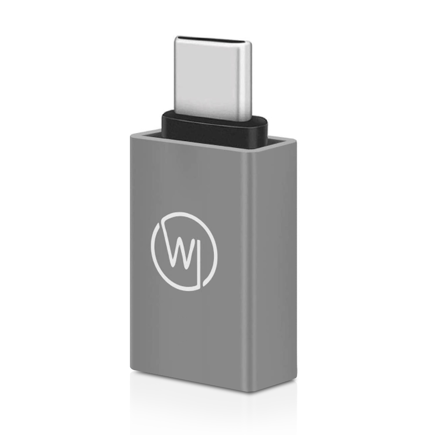 Ein silberner USB-C-Adapter mit weißem Logo auf grauem Gehäuse.