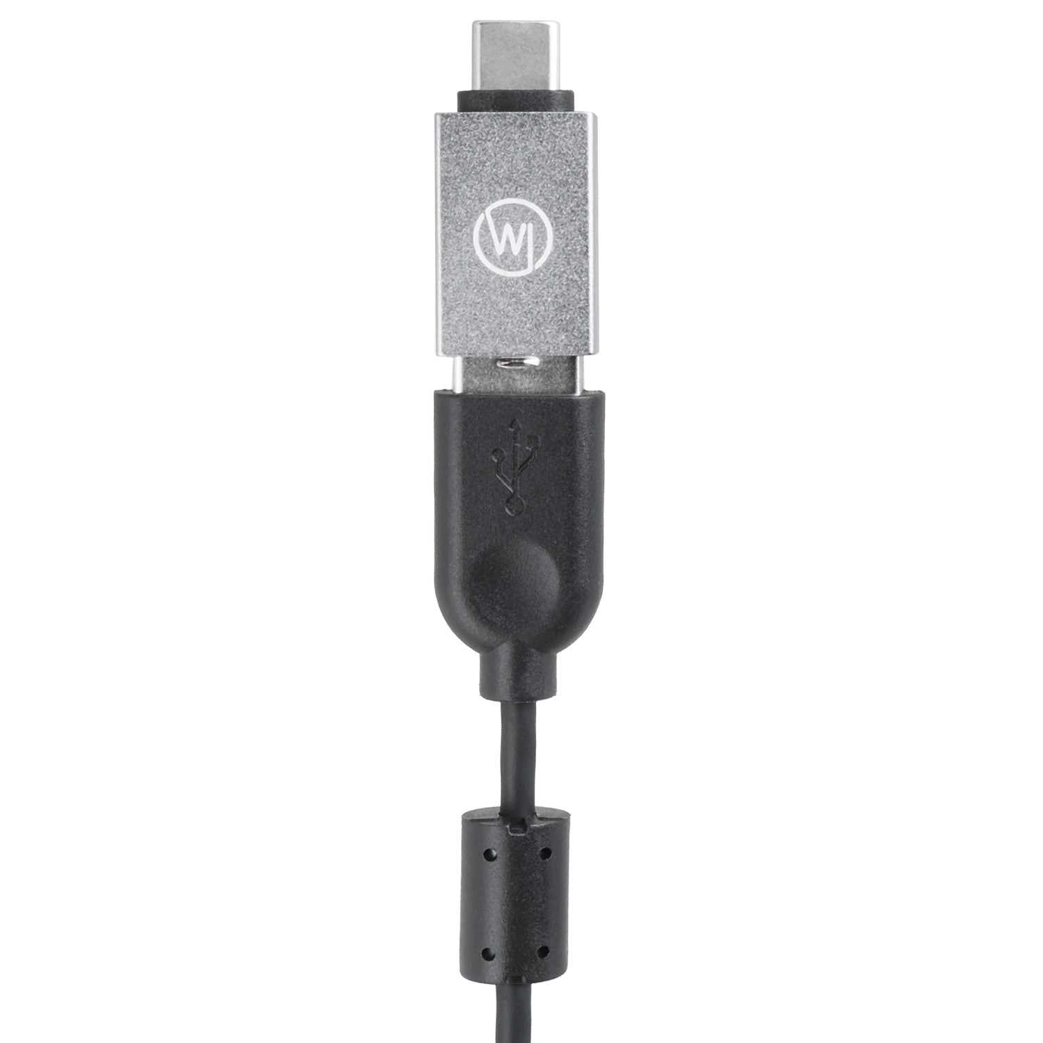Ein schwarzer USB-C-Adapter, der mit einem schwarzen USB-Kabel verbunden ist. Silbernes Logo von Wicked Chili.