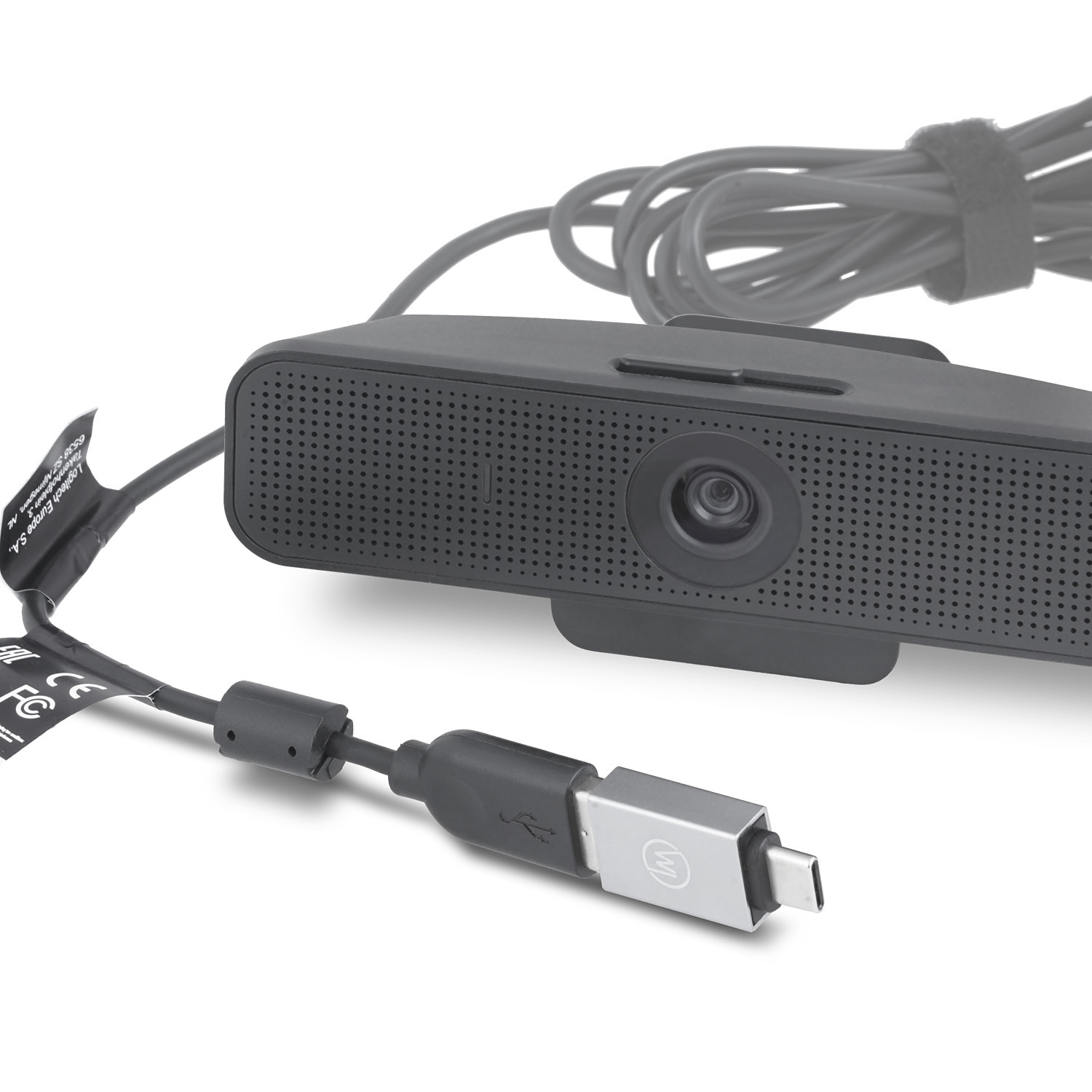 Eine schwarze Webcam mit USB-C-Anschluss. Ein Kabel ist angeschlossen. Weißer Hintergrund.
