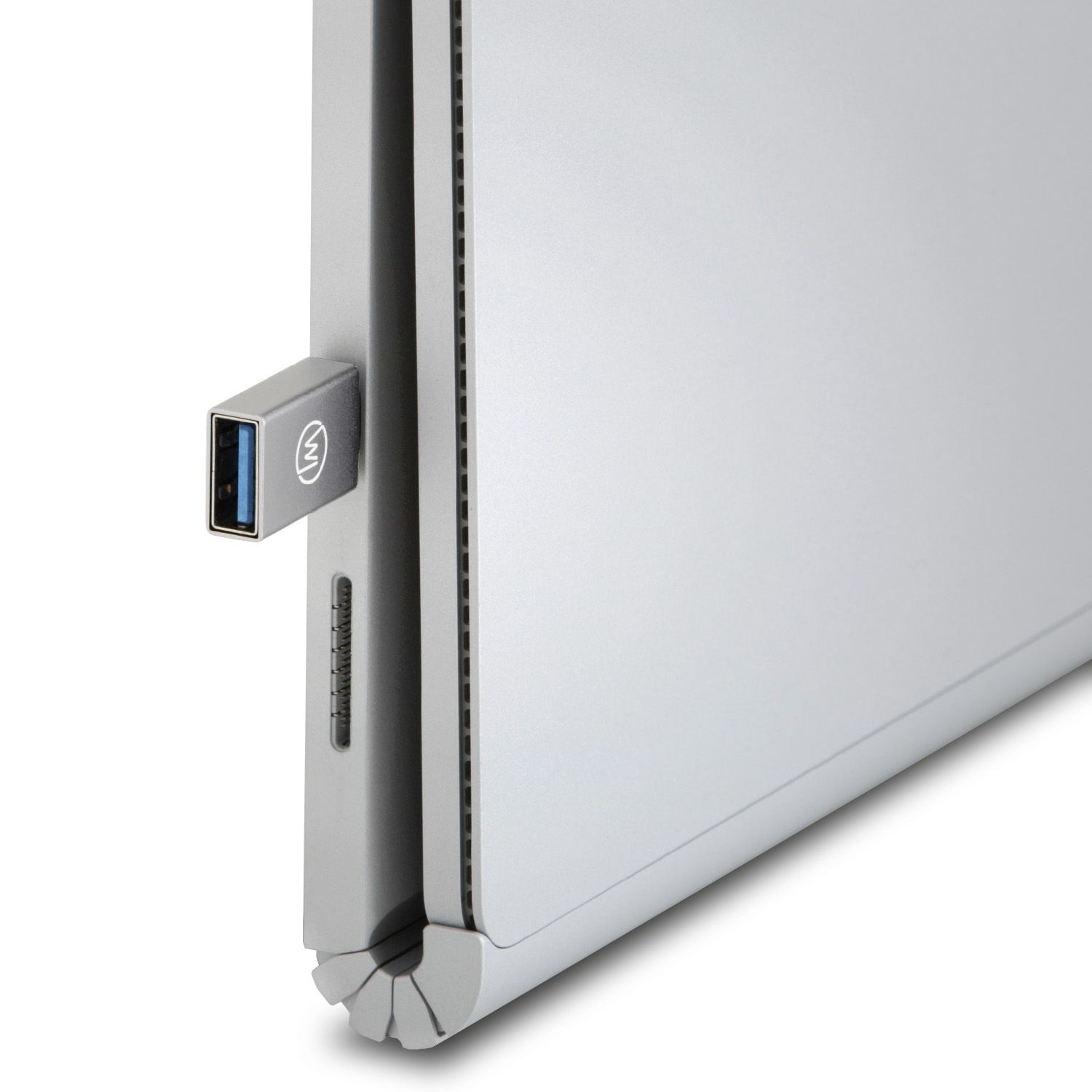 Ein silberner Computer mit einem USB-Laufwerk, das an seine Seite angeschlossen ist. Das USB-Laufwerk ist grau und hat ein Logo.
