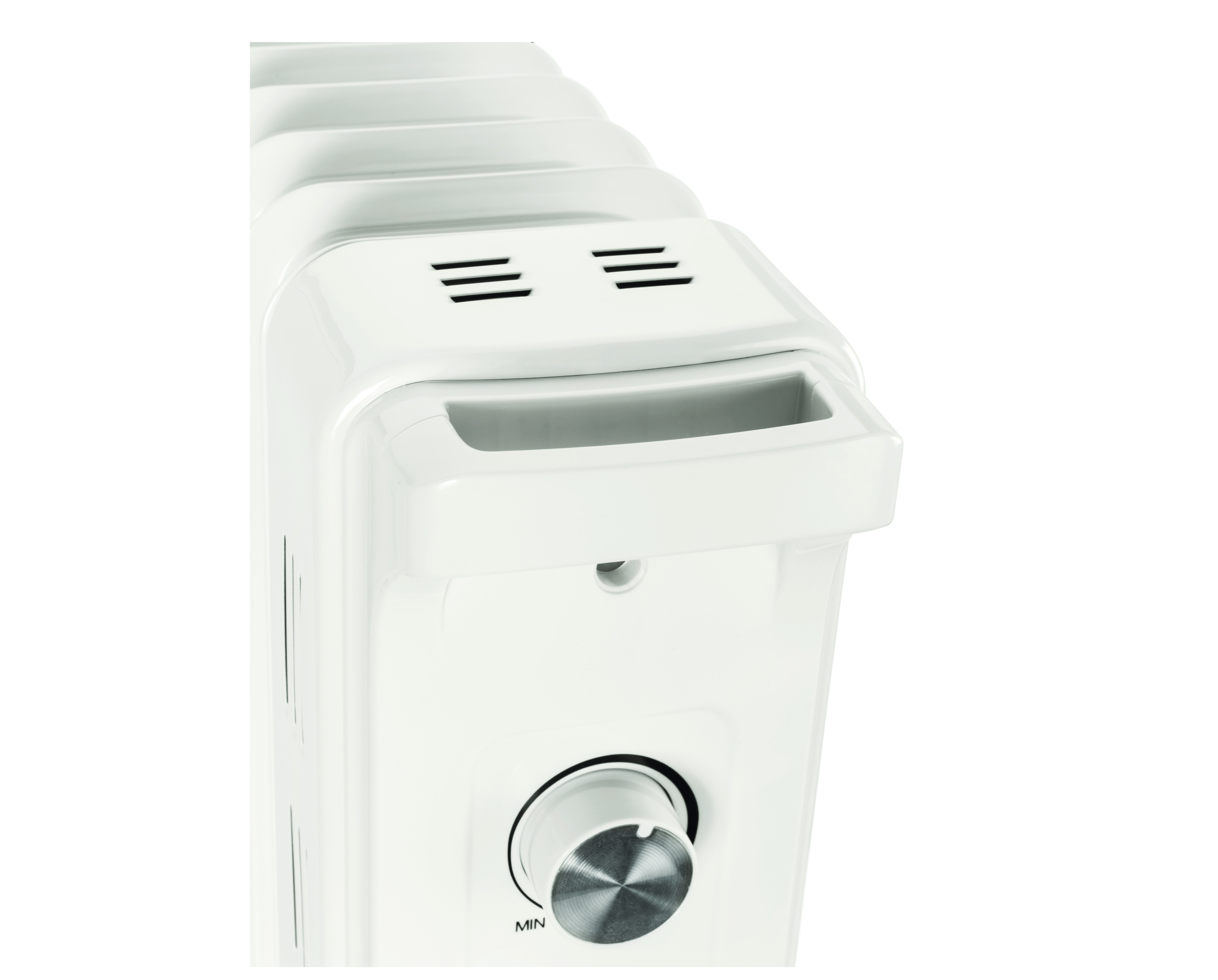 Zbliżenie białego grzejnika olejowego z pokrętłem i otworami wentylacyjnymi na górze.