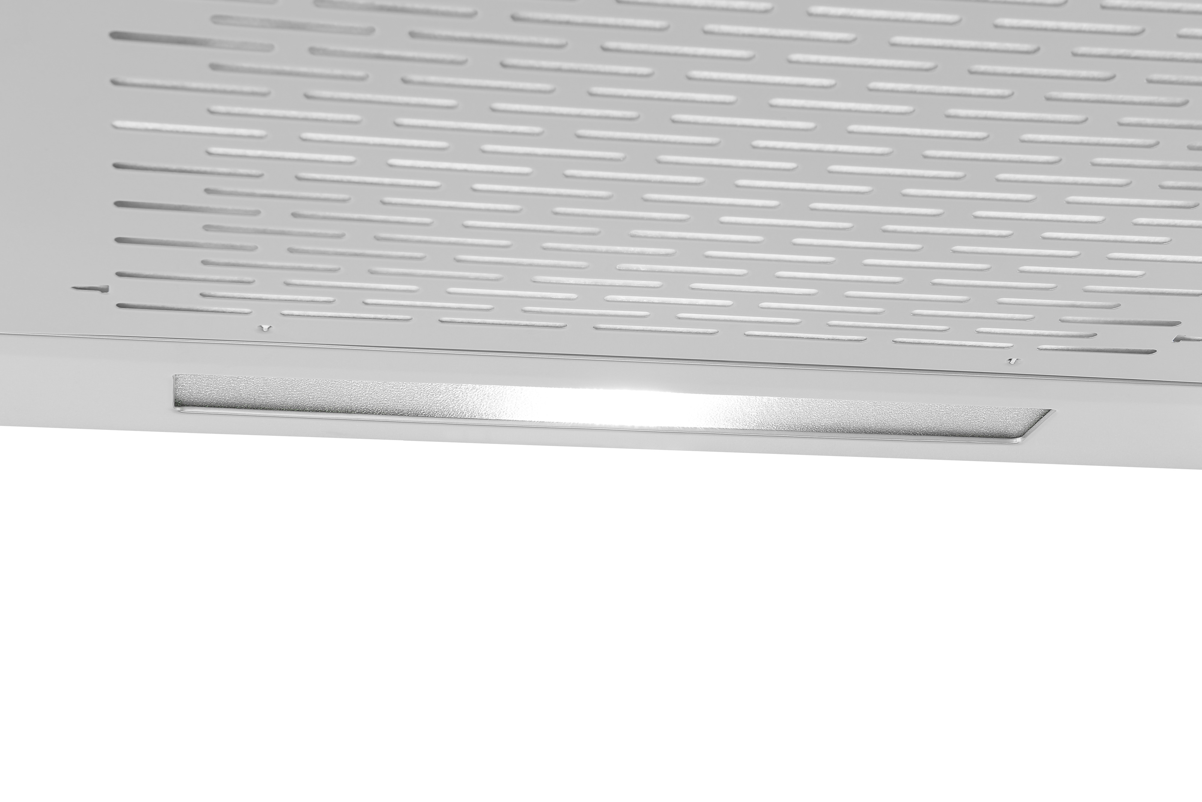 Primer plano de una campana extractora plateada. Se ve una luz LED. Fondo blanco.