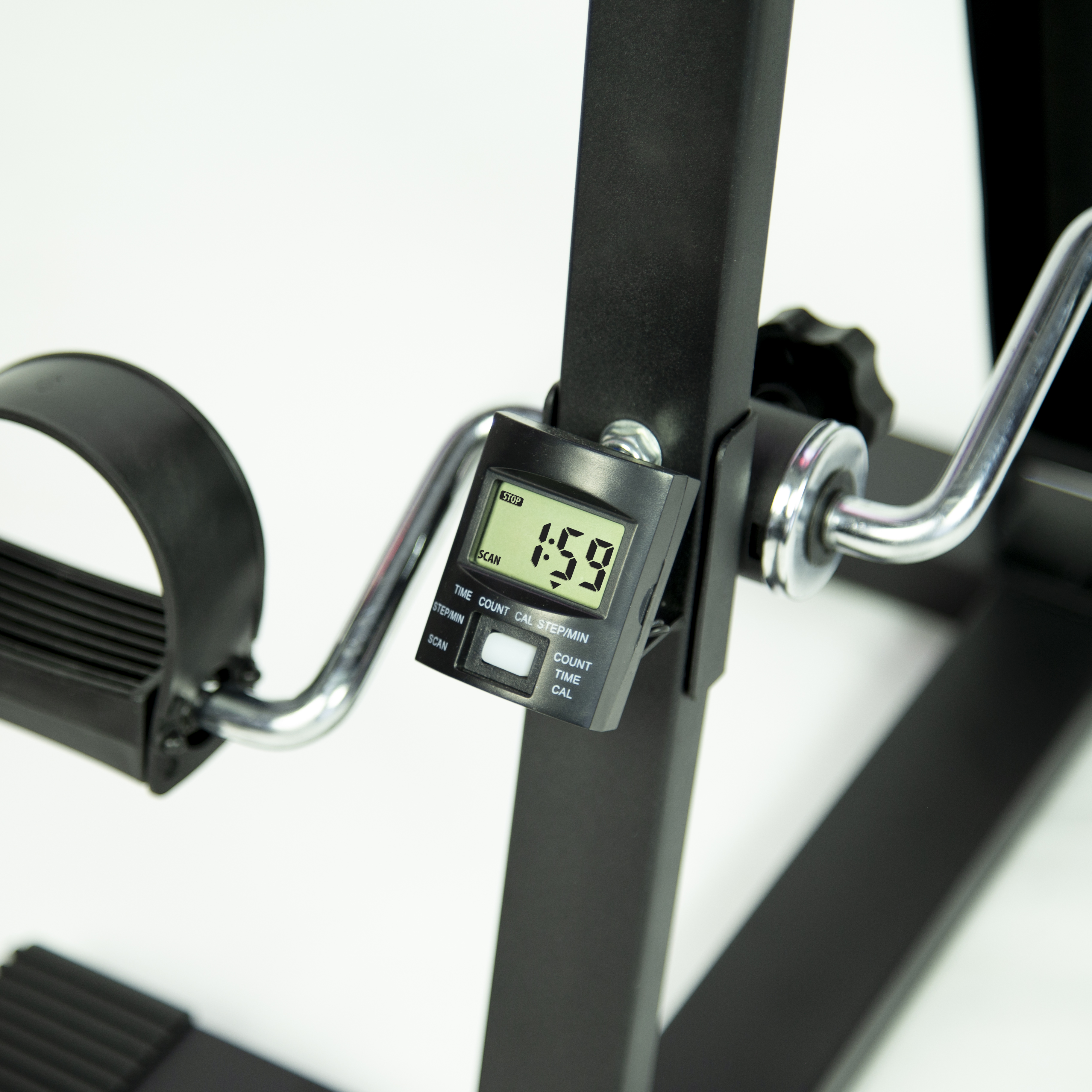 Mini-Heimtrainer mit Digitalanzeige, die Zeit, Zählung, Kalorien und Schritte pro Minute anzeigt.