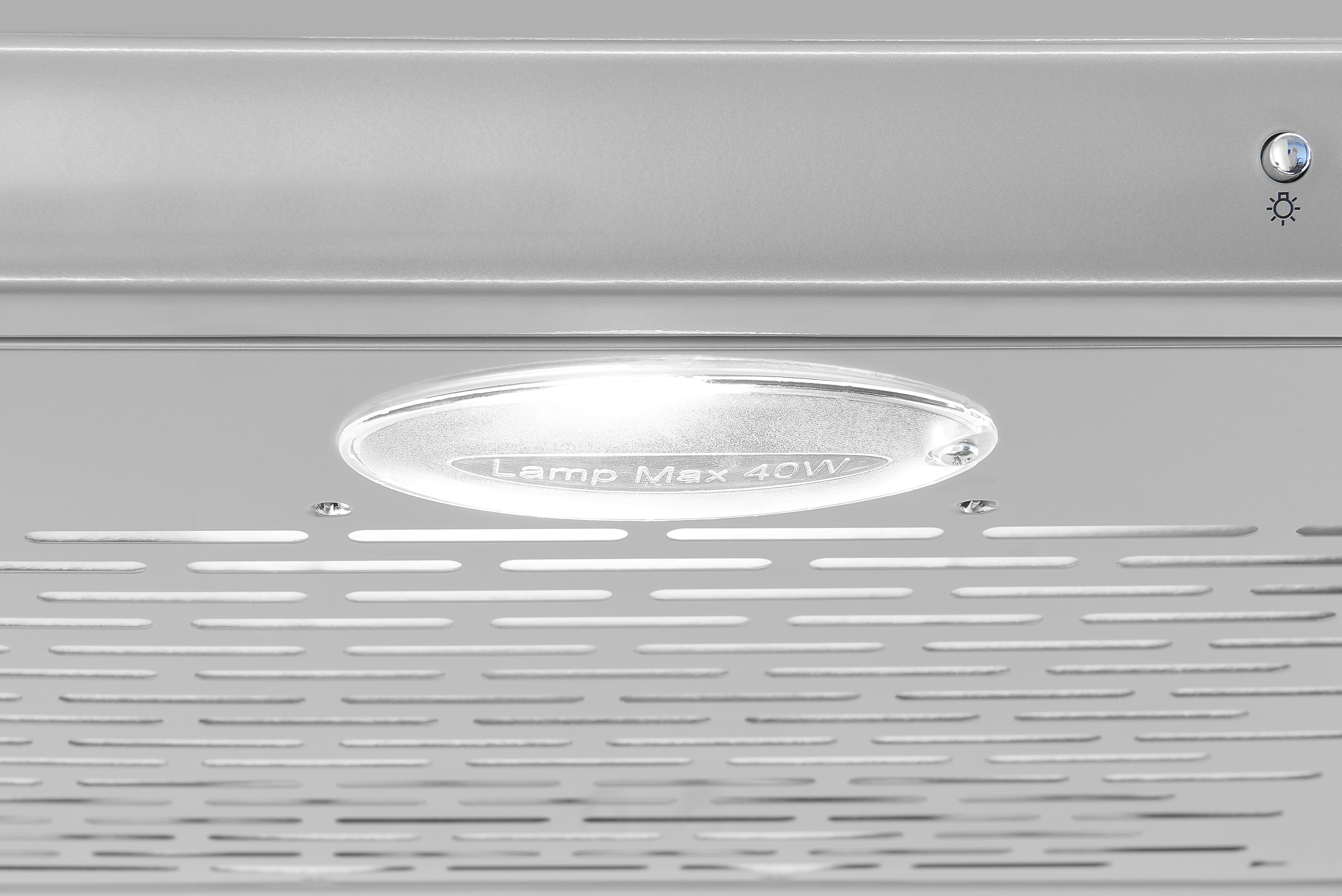Nahaufnahme einer silbernen Dunstabzugshaube mit Lampe und Lichtsymbol.