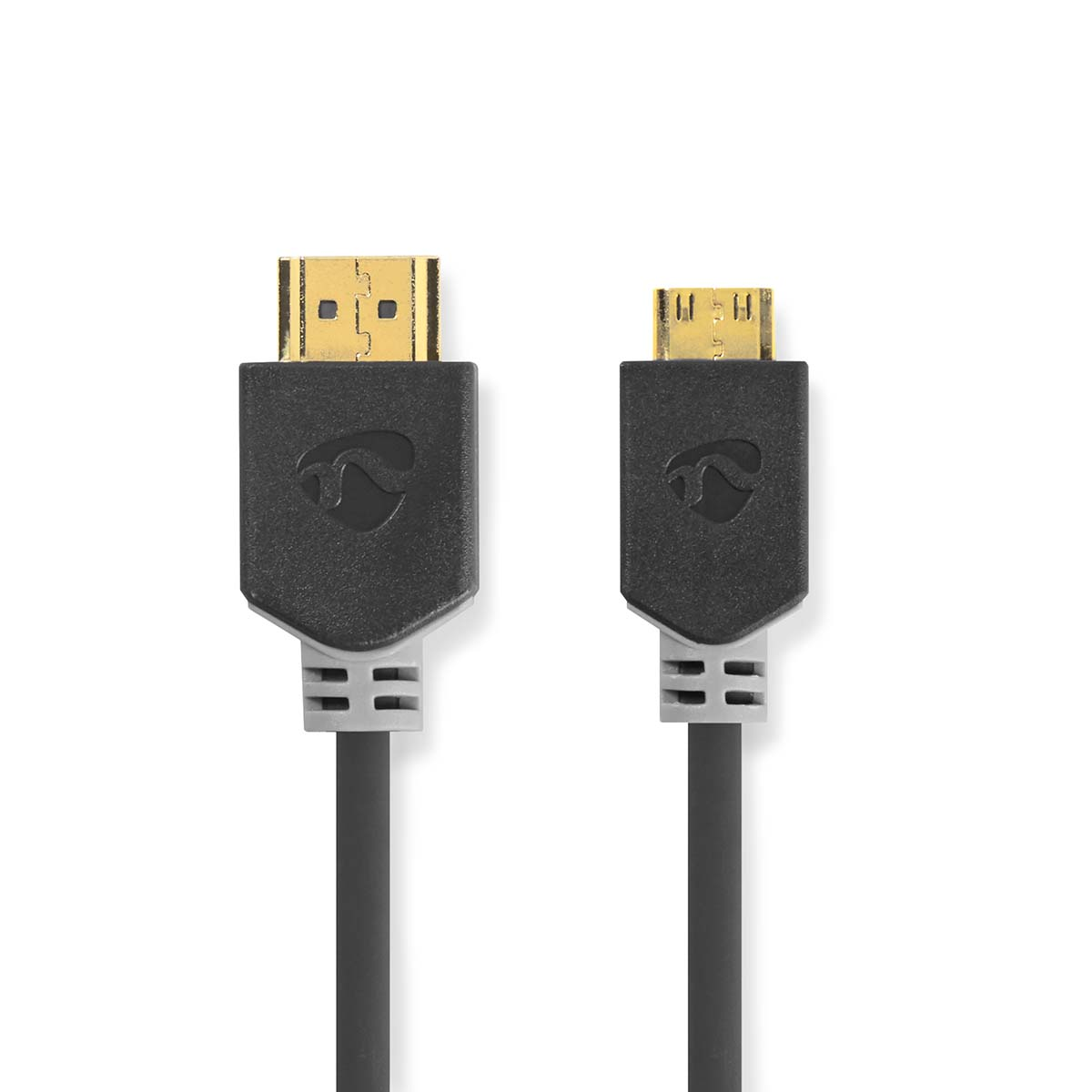 Zwei HDMI-Kabel mit Anschlüssen auf weißem Hintergrund.