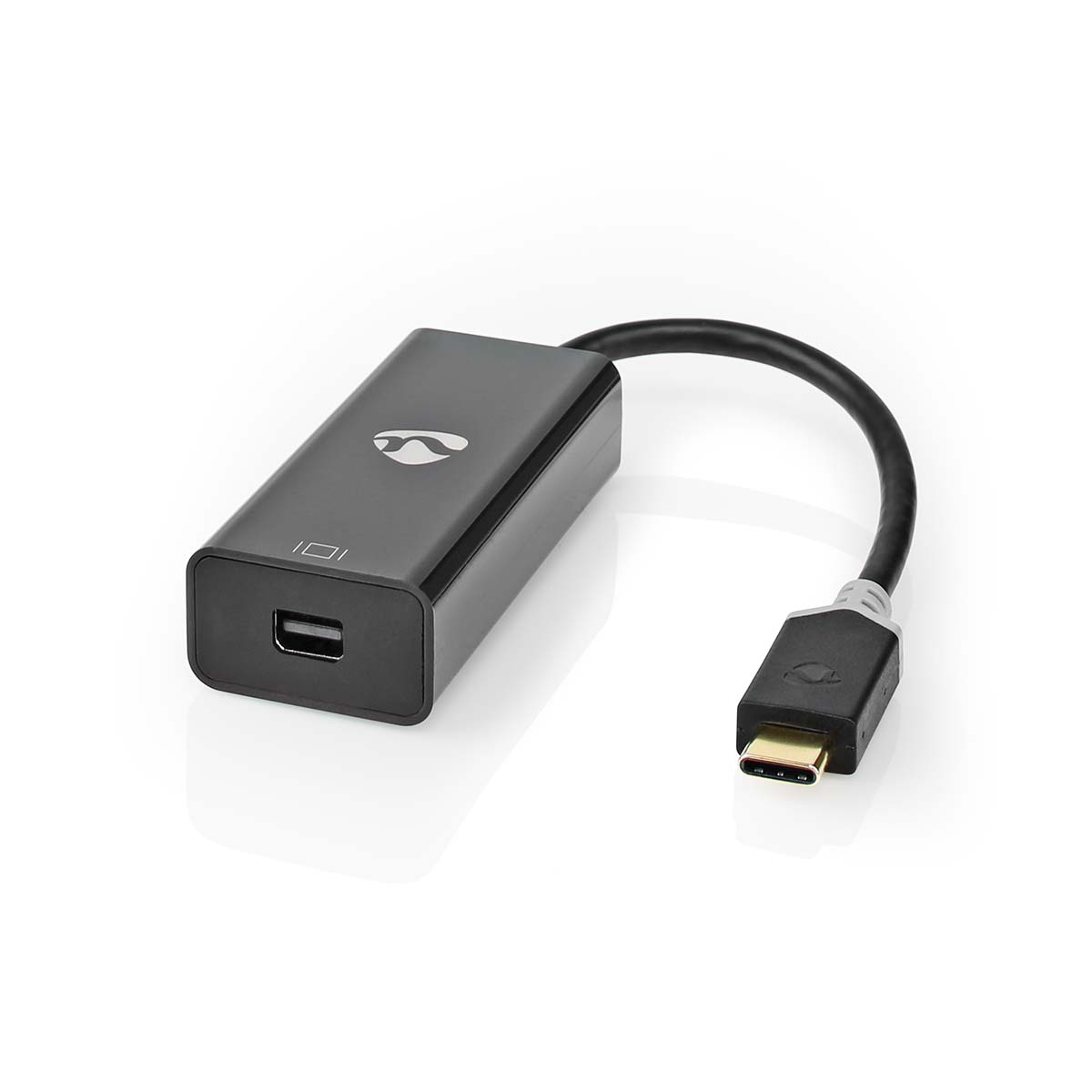 Ein schwarzer USB-C-Adapter mit Kabel auf weißem Hintergrund. Es hat ein Logo.