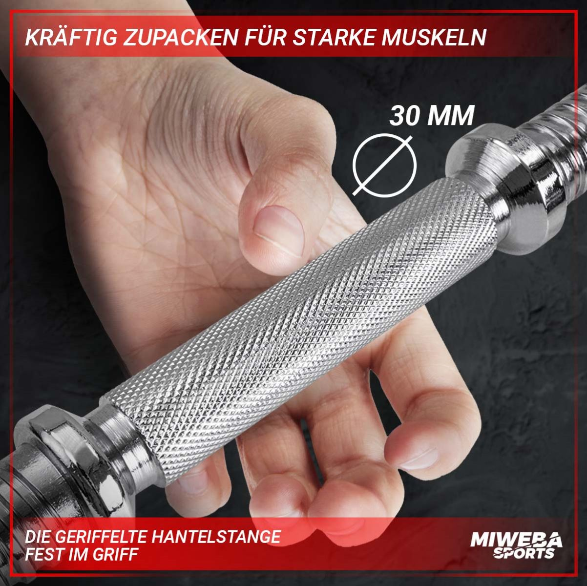 Hand, die eine Hantel hält. Die Hantel ist silberfarben und hat einen strukturierten Griff.