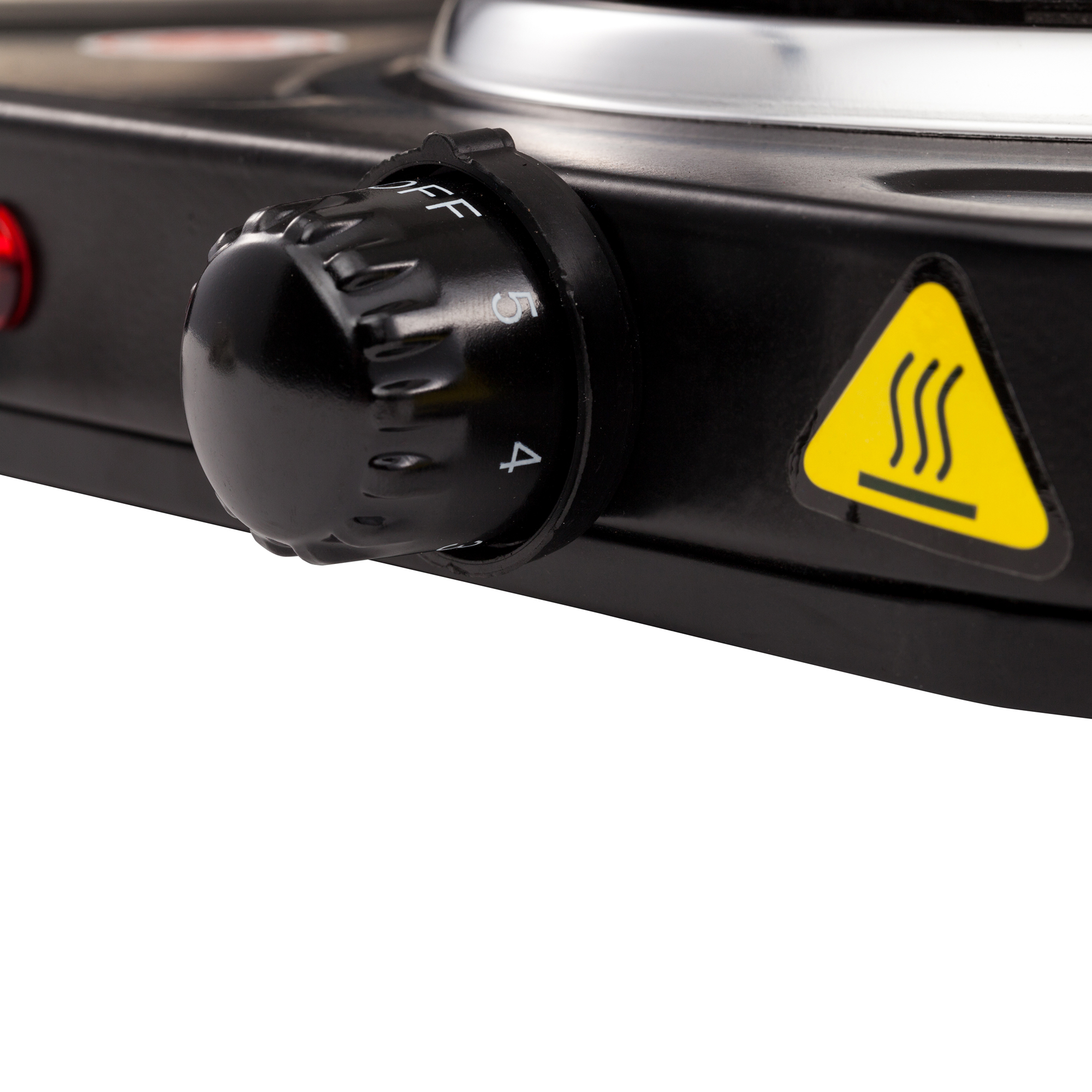 Czarny, okrągły regulator temperatury na czarnym urządzeniu. Białe tło.