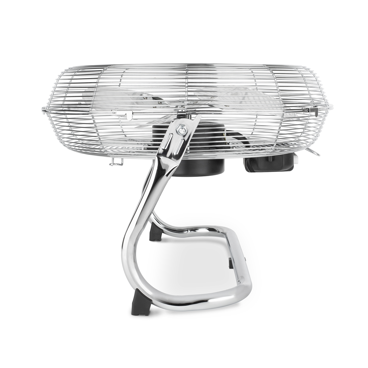 Ventilatore argentato su un supporto, con telaio cromato. Le pale sono visibili. Il ventilatore è leggermente angolato.