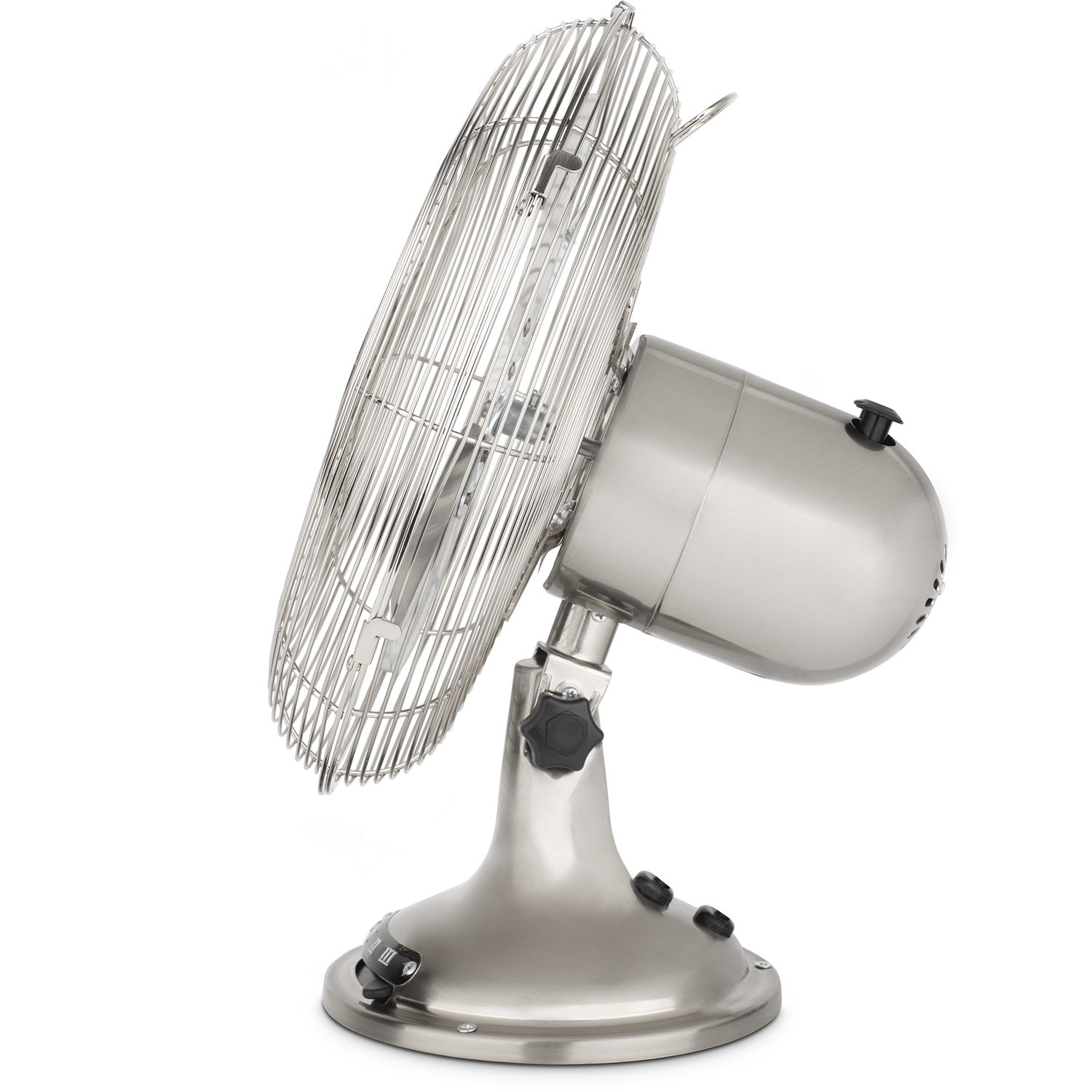 Un ventilatore elettrico argento con una gabbia argentata e un design curvo. È su sfondo bianco.