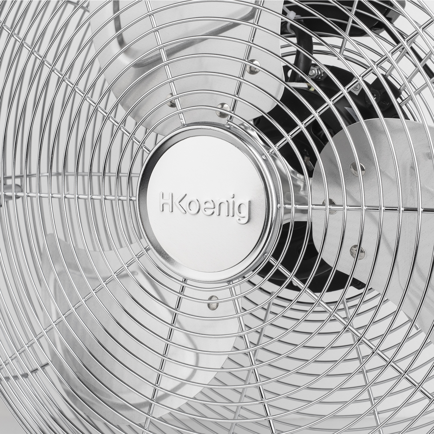Primo piano delle pale e del logo HKoenig di un ventilatore retrò, cromo.