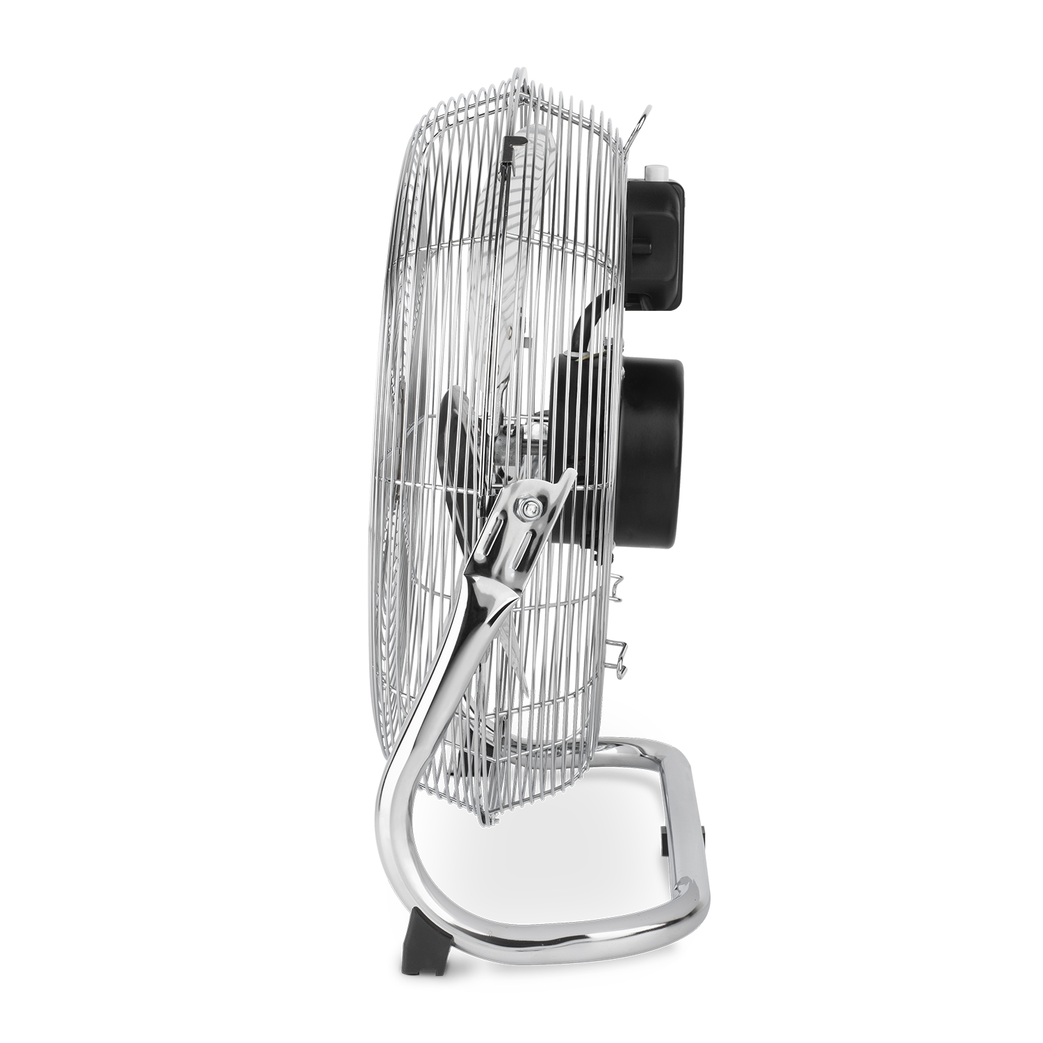 Un ventilatore cromato con dettagli del motore neri, su sfondo bianco.