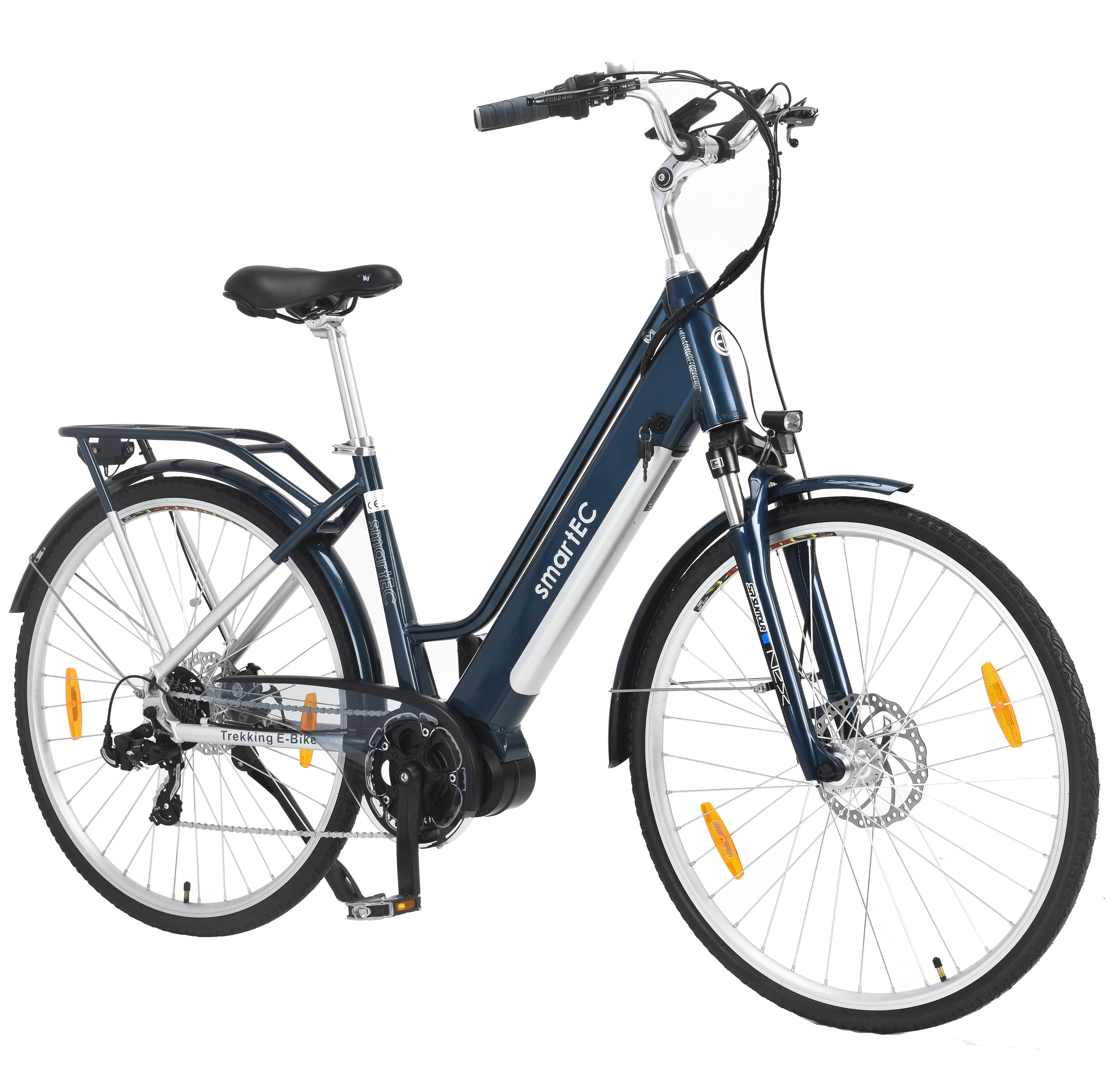 Blaues und silbernes Elektrofahrrad vor weißem Hintergrund. Auf dem Rahmen steht smartEC.