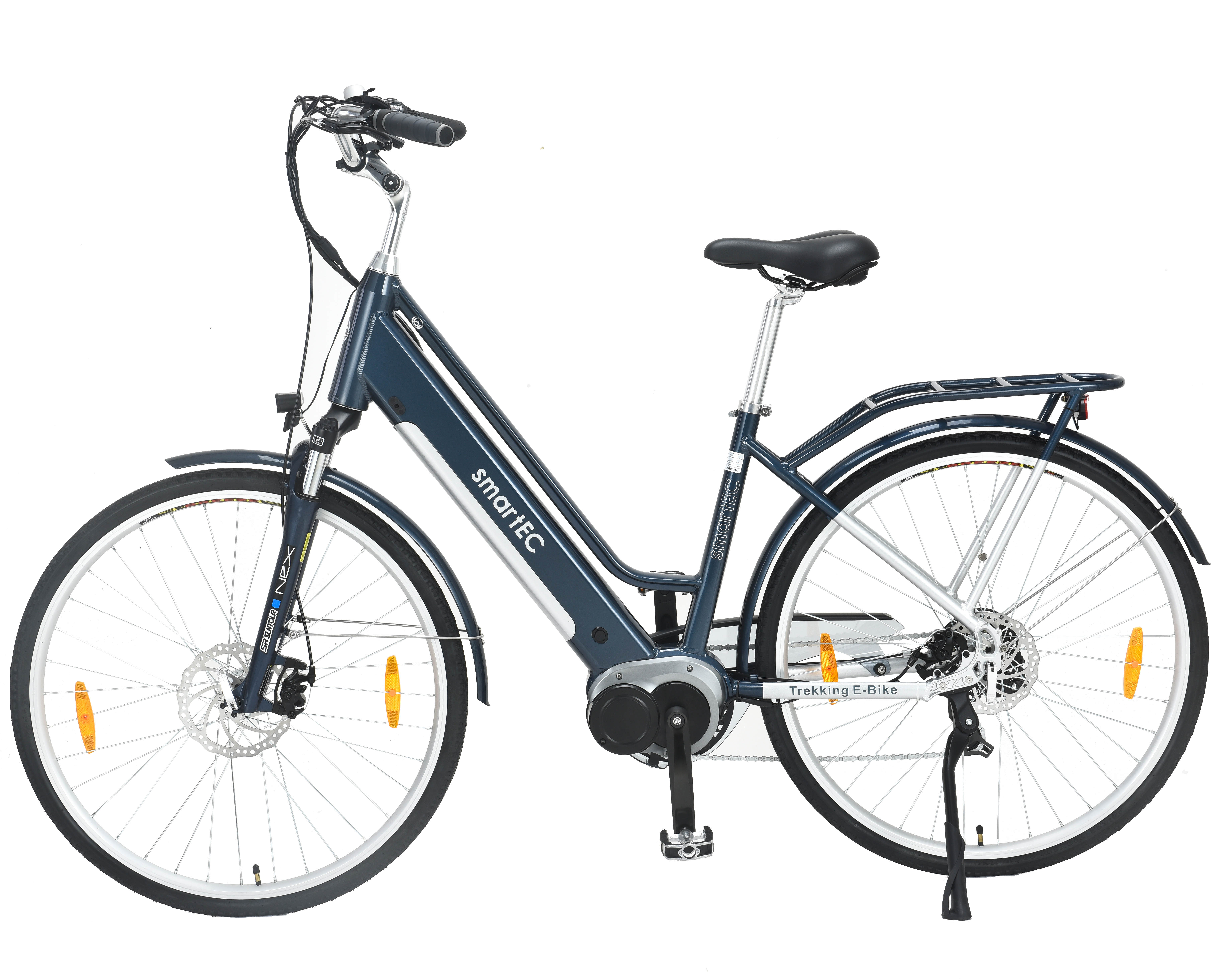 Blaues und silbernes Elektrofahrrad mit Gepäckträger und weißen Reifen, vor weißem Hintergrund.