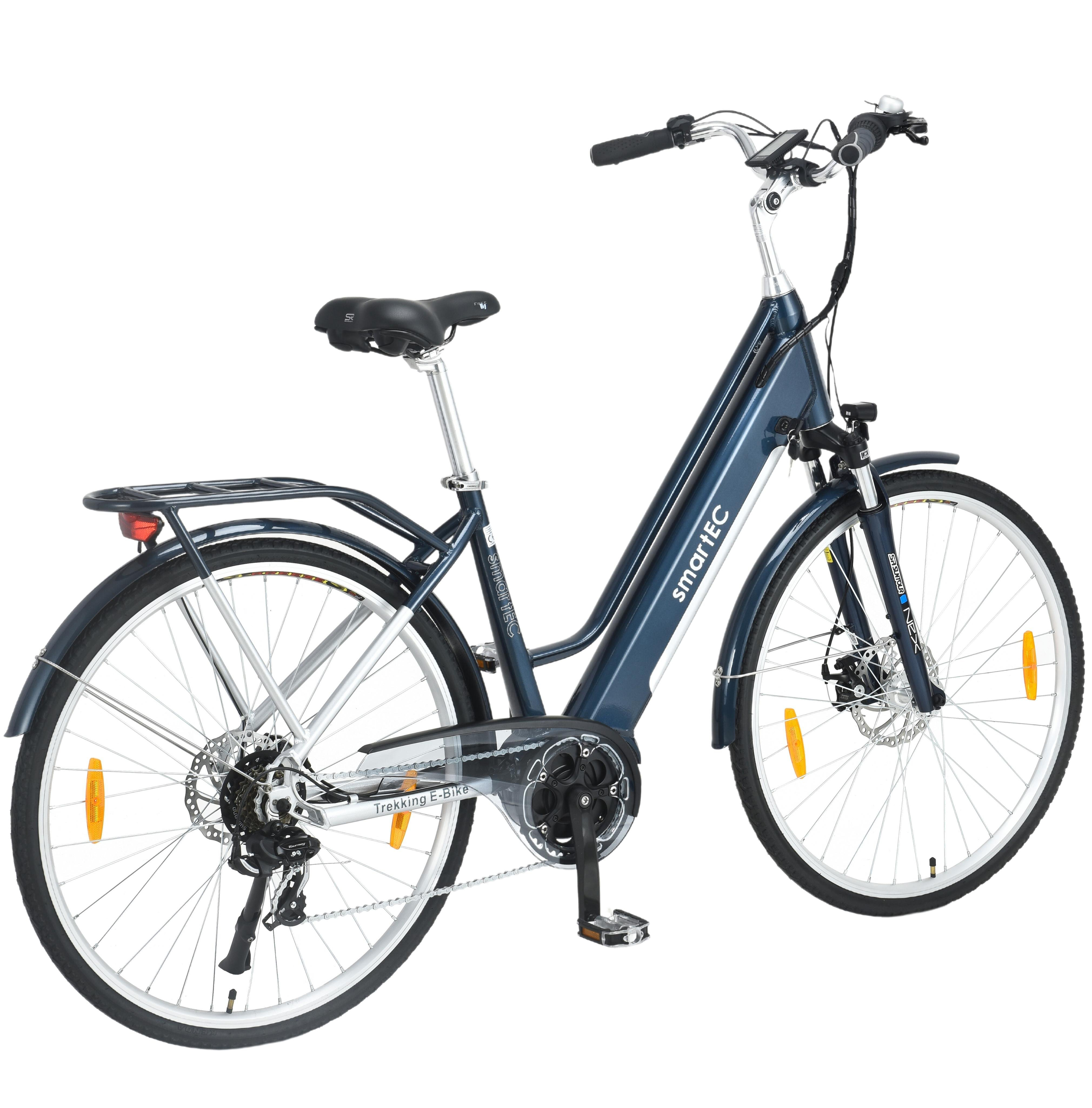 Ein blaues E-Bike mit schwarzem Sattel, Schutzblechen und Gep äckträger. Der Hintergrund ist weiß.