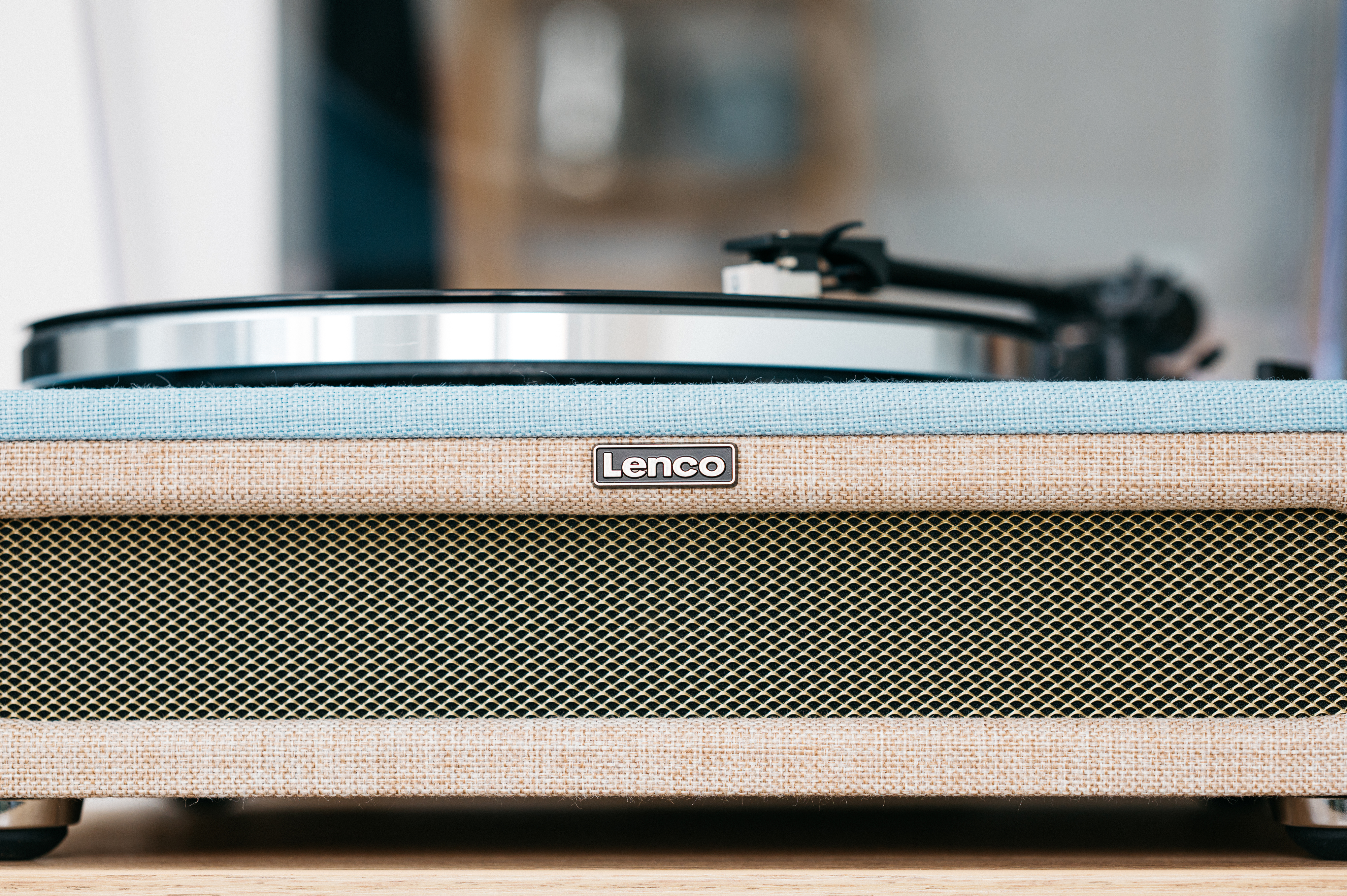 Platenspeler met een blauwe bovenkant, beige voorkant en gouden gaas speaker. 'Lenco' logo.